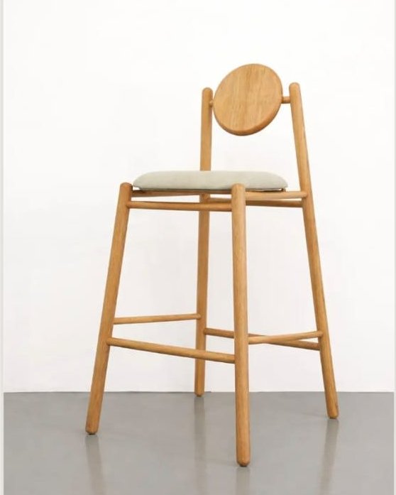 A banqueta Cepa, de Leon Ades.
Originalmente desenvolvida para o restaurante Cepa, em São Paulo, a peça traduz com clareza a linguagem do designer: um equilíbrio entre o rigor geométrico e a orgânica da matéria.
Formado pelo IED-SP e com passagem pelo Center for Fine Woodworking, na Nova Zelândia, Leon constrói um percurso marcado pelo domínio técnico e pela valorização do fazer manual.
Produzida integralmente em sua oficina, a banqueta pode ser executada em diferentes espécies de madeira e acabamentos, com opções de assento estofado ou em madeira maciça.
Uma peça que ultrapassa a função.
@leon.ades