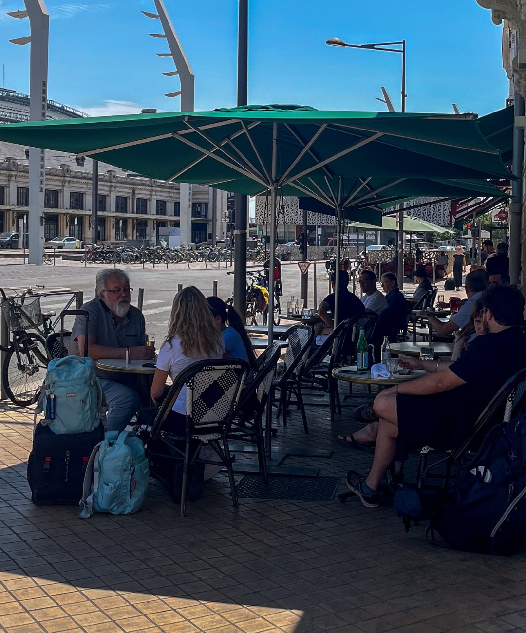 ☀️ Profitez du soleil sur la terrasse du Saint Jean tout en étant accueilli par notre équipe souriante et attentive !
Chaque détail est pensé pour que votre moment soit agréable, que ce soit pour un déjeuner entre collègues, un brunch en famille ou un repas convivial entre amis.
Venez vivre l’expérience unique d’une équipe passionnée au service de votre détente et de votre plaisir.
#TerrasseEnsoleillée #EquipeAccueillante #LeSaintJean