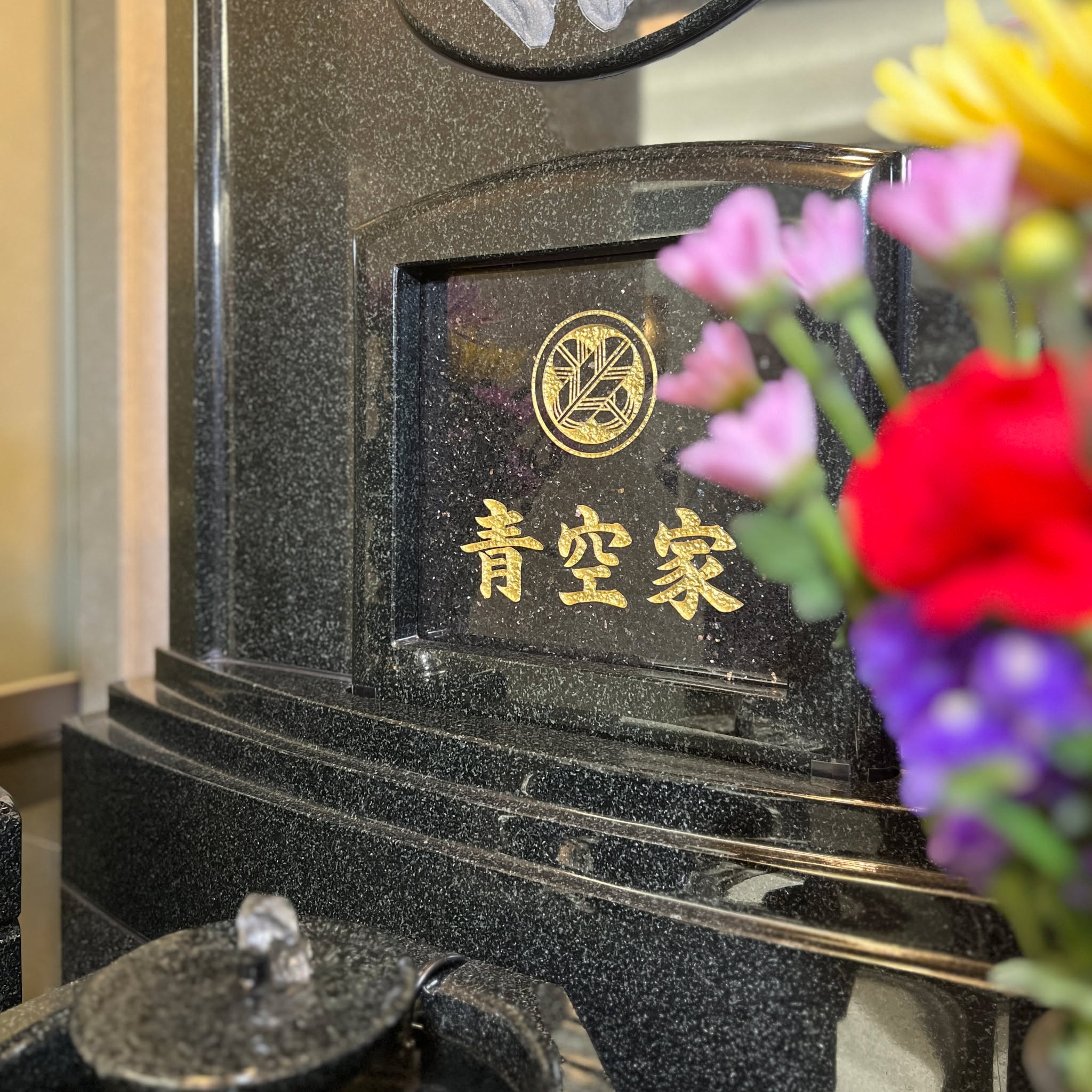 一見すると、お寺とは思えない近代的な空間かもしれません。天候に左右されないホテルのような快適さの奥には、お寺ならではの「人の温もり」が息づいています。冷たい施設ではなく、ご家族が笑顔で集えるアットホームな居心地の良さを大切にしています。
#威徳寺 #赤坂一ツ木陵苑 #赤坂 #赤坂不動尊 #納骨堂 #室内墓 #新しいお墓の形 #ホスピタリティ