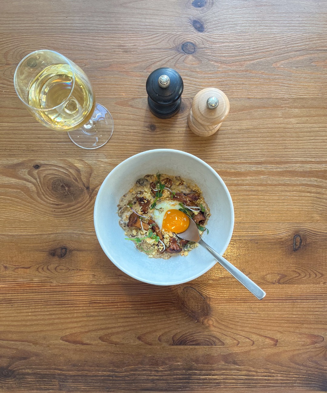 La gourmandise se réinvente au restaurant Le Saint Jean 🍄✨
Laissez-vous séduire par notre œuf parfait aux trois champignons, délicatement accompagné d’un crumble de cacahuètes pour une touche croquante et surprenante… Une assiette tout en équilibre entre douceur, caractère et textures 🍽️
Une création imaginée avec passion par notre équipe, pour éveiller vos sens et sublimer chaque instant.
À découvrir sans attendre 😋
#Bordeaux #CuisineDeSaison #FoodLovers #LeSaintJean