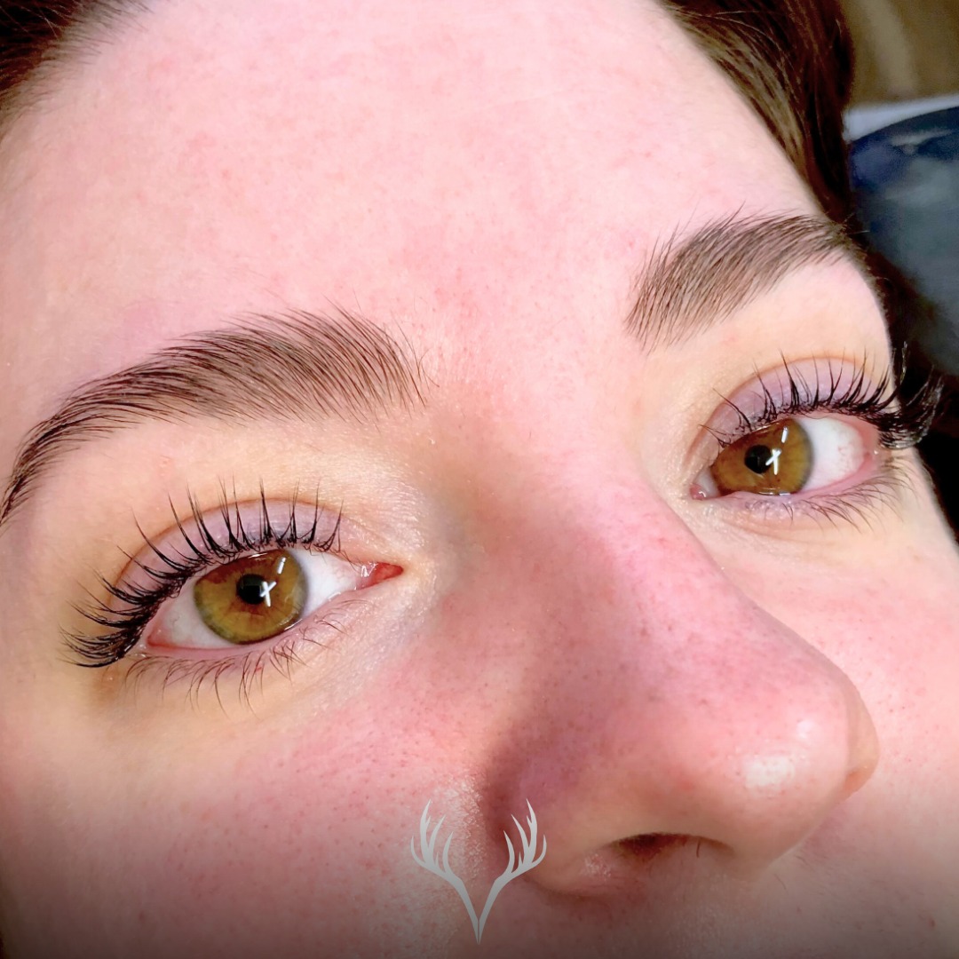 Ein Blick, der einfach immer sitzt – ganz ohne Mascara ✨
Unser Lashlifting bringt deine Naturwimpern perfekt in Form: sanft nach oben gebogen, optisch verlängert und sofort sichtbar ausdrucksstärker 👁️
Und das Beste?
Bei uns bekommst du immer das komplette Augen-Styling dazu 🤍
✨ Augenbrauen färben & zupfen sind bei jedem Lashlifting kostenlos inklusive – damit du nicht nur schöne Wimpern hast, sondern ein harmonisches Gesamtbild.
Denn genau darauf kommt es an:
Wimpern + Brauen = ein stimmiger, gepflegter Look ohne täglichen Aufwand 💁🏼♀️
💡 Für dich bedeutet das:
– wacher, offener Blick direkt nach dem Aufstehen
– kein tägliches Tuschen oder Nachzeichnen
– perfekt gestylt – auch ohne Make-up
– ideal für Alltag, Urlaub & Sport
Du gehst nicht einfach mit schönen Wimpern –
du gehst mit einem fertigen Look durch unsere Tür ✨
📞 Termine telefonisch oder direkt über unser Online-Buchungstool
#lashlifting #wimpernlifting #browstyling #augenbrauen #naturallook #beautyroutine #wimpern #augenbrauenstyling #beautybaden #badenbeiwien #kosmetikstudio #beautybarbaden #lashandbrow #glowup #pflegeleicht #nomakeupneeded