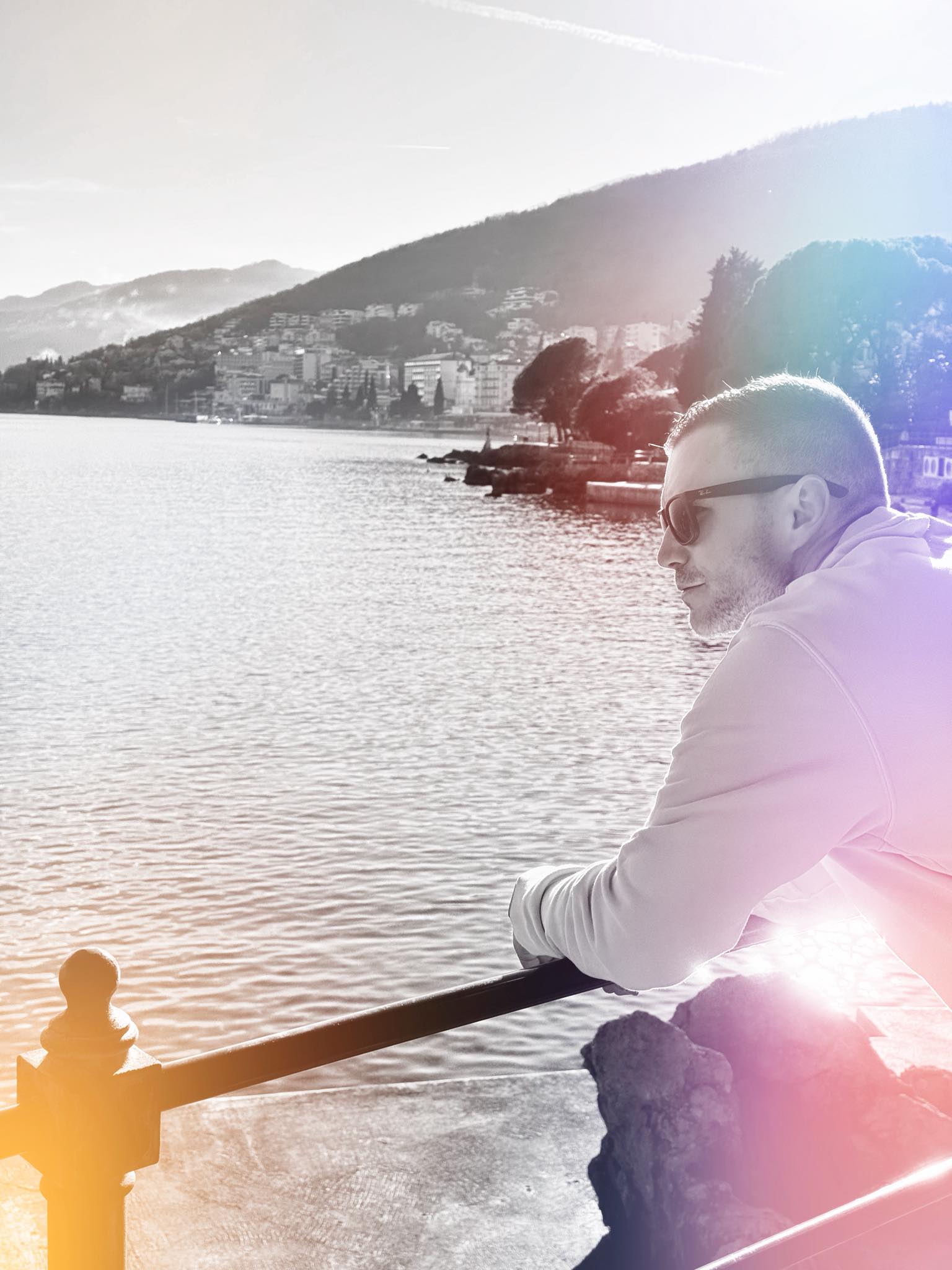 U vremenu u kojem je sve glasnije – najvažnije je ono što u Vama ostaje tiho.
Svijet prolazi kroz svoje lomove. Strah se širi brzo, nesigurnost još brže, a ljudi sve češće traže odgovore izvan sebe. No istina je jednostavna i neugodna: način na koji živite svoj život danas nije rezultat svijeta oko Vas, nego odnosa koji imate sa sobom.
Ne možete zaustaviti kaos izvana. Ali možete odlučiti hoćete li mu pripadati.
Ovo nisu vremena za paniku, nego za jasnoću.
Nisu vremena za slijepo praćenje, nego za preuzimanje odgovornosti.
Nisu vremena za bježanje, nego za povratak sebi.
Postavite si jedno iskreno pitanje:
Živite li iz straha ili iz svijesti?
Jer način na koji Vi stojite u sebi – postaje Vaša stvarnost.
Ne trebate znati sve. Ne trebate kontrolirati sve.
Ali trebate biti prisutni, svjesni i svoji.
Tu počinje mir. I tu završava svaka iluzija.
Ako želite dublje razumjeti sebe i napraviti stvarnu promjenu, posjetite moju web stranicu i YouTube kanal.
#svijest #unutarnjisvijet #osobnarazina