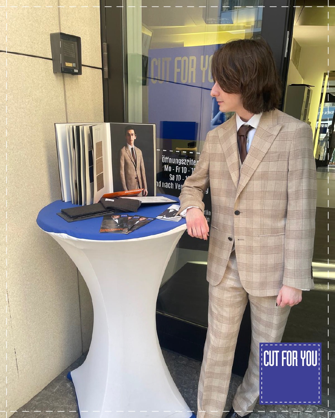 Oversized: aber bewusst 📏 Unser Praktikant Anton zeigt, wie sich klassische Maßbekleidung modern interpretieren lässt: Ein dreiteiliger Anzug mit bewusst weiter geschnittenem Sakko.
Feinste Super 130S Wolle ist die Basis des Glencheck Musters in Beige/Hellbraun, gewebt von Fratelli Tallia Di Delfino. Das steigende Revers, die geraden Paspeltaschen und matten Hornknöpfe passen zur Seidenkrawatte in abgestimmtem Farbton, welche die Kombination abrundet.
Durch das Spiel mit klassischen Strukturen und progressiven Proportionen zeigt Anton hier, dass Maßarbeit auch die Freiheit mitbringt, Proportionen gezielt zu gestalten.
Übrigens: Mit dem Erwerb von Maßbekleidung tragen Sie dazu bei, unsere Umwelt zu entlasten. Bei Cut For You wird kein Kleidungsstück produziert, das nicht auch den Weg zu Ihnen, unseren geschätzten Kunden, findet. Das Vernichten von riesigen Mengen nicht verkaufter Kleidungsstücke nach jeder Saison entfällt bei uns. Hinzu kommt, dass Ihnen unsere Kleidungsstücke durch eine hochwertige Fertigung und besten Materialien lange Freude bereiten werden. Maßbekleidung ist gelebte Nachhaltigkeit.
Cut For You ist Berlins Maßbekleider für Damen und Herren - im Regierungsviertel seit 2003. Wir sind stolz darauf, mehr als 6.000 Kunden betreuen und von unserem ausgezeichneten Preis-Leistungsverhältnis überzeugen zu dürfen. Neben einer persönlichen Beratung setzen wir auf die Unterstützung von 3-D-Bodyscannern, um eine perfekte Passform Ihrer Maßbekleidung zu erzielen.
Wir freuen uns auf Sie! Vereinbaren Sie gleich Ihre ganz persönliche Beratung unter 030-28099981 oder unter cutforyou.com/terminvereinbarung
#cutforyou #berlin #maß #madetomeasure #mtm #maßhemd #maßanzug #mode #herrenmode #damenmode #luxus #individual #mitte #regierungsviertel #3dbodyscanner #3d #bodyscanner #cut #frack #smoking #vanlaack #scabal #gentleman #maßtage #blackfriday #angebot #gutschein