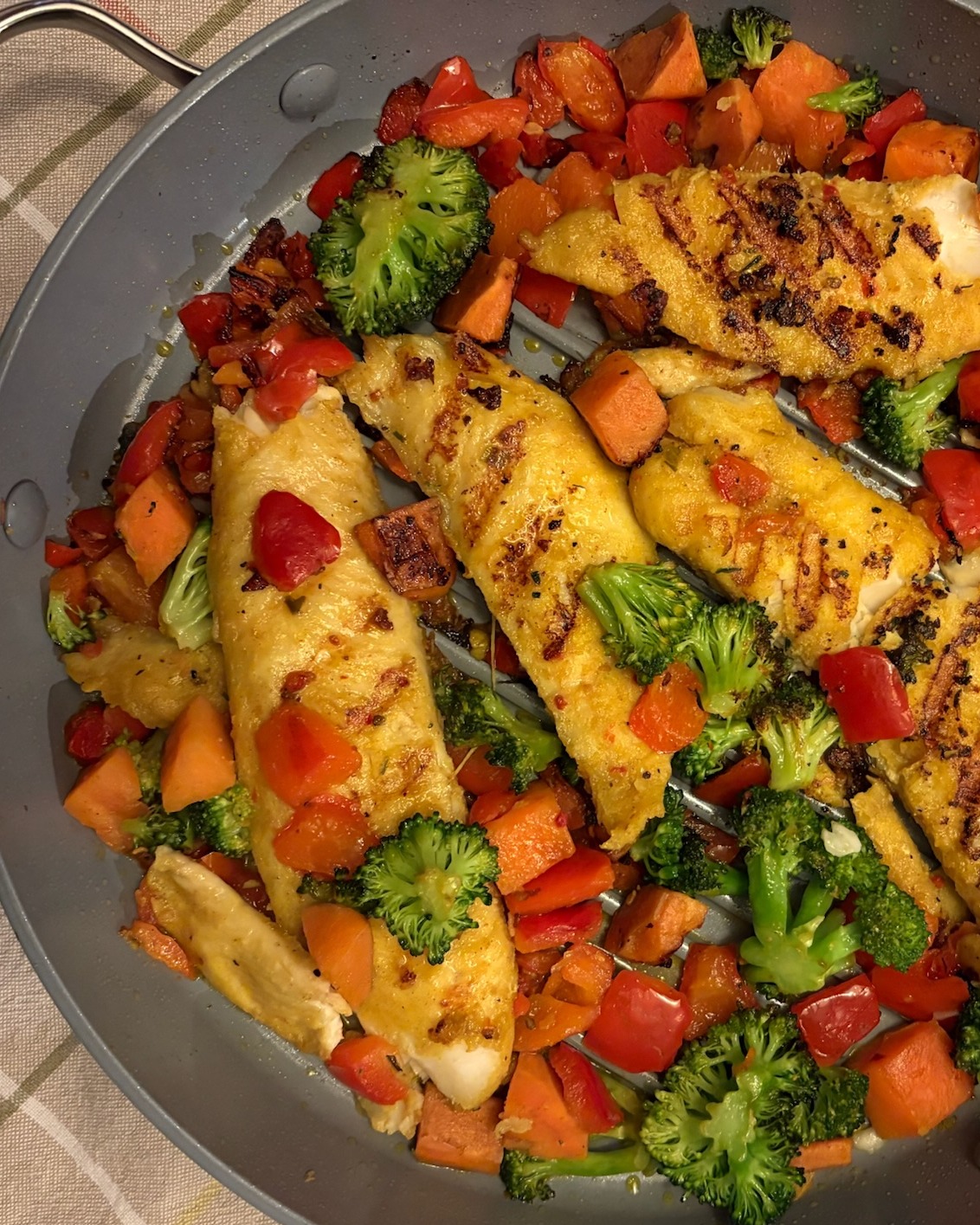 Het avondeten is voor mij vaak het moment om echt even rustig te gaan zitten en van mijn maaltijd te genieten. Een voedzaam diner ondersteunt je herstel, helpt je lichaam tot rust te komen en bereidt je voor op een goede nachtrust. 😴
Ik geloof niet in streng of perfect eten, wel in balans. De ene dag kook ik iets uitgebreider, de andere dag is het juist simpel. Allebei helemaal oké!
Eet waar je zin in hebt, maar sta er wel even bewust bij stil wát je dan eet. En nee hoor… in het weekend staat er bij mij ook gewoon een heerlijk frietje op het menu. 😉
Benieuwd naar een van deze recepten? Laat het me weten, ik deel ze graag!