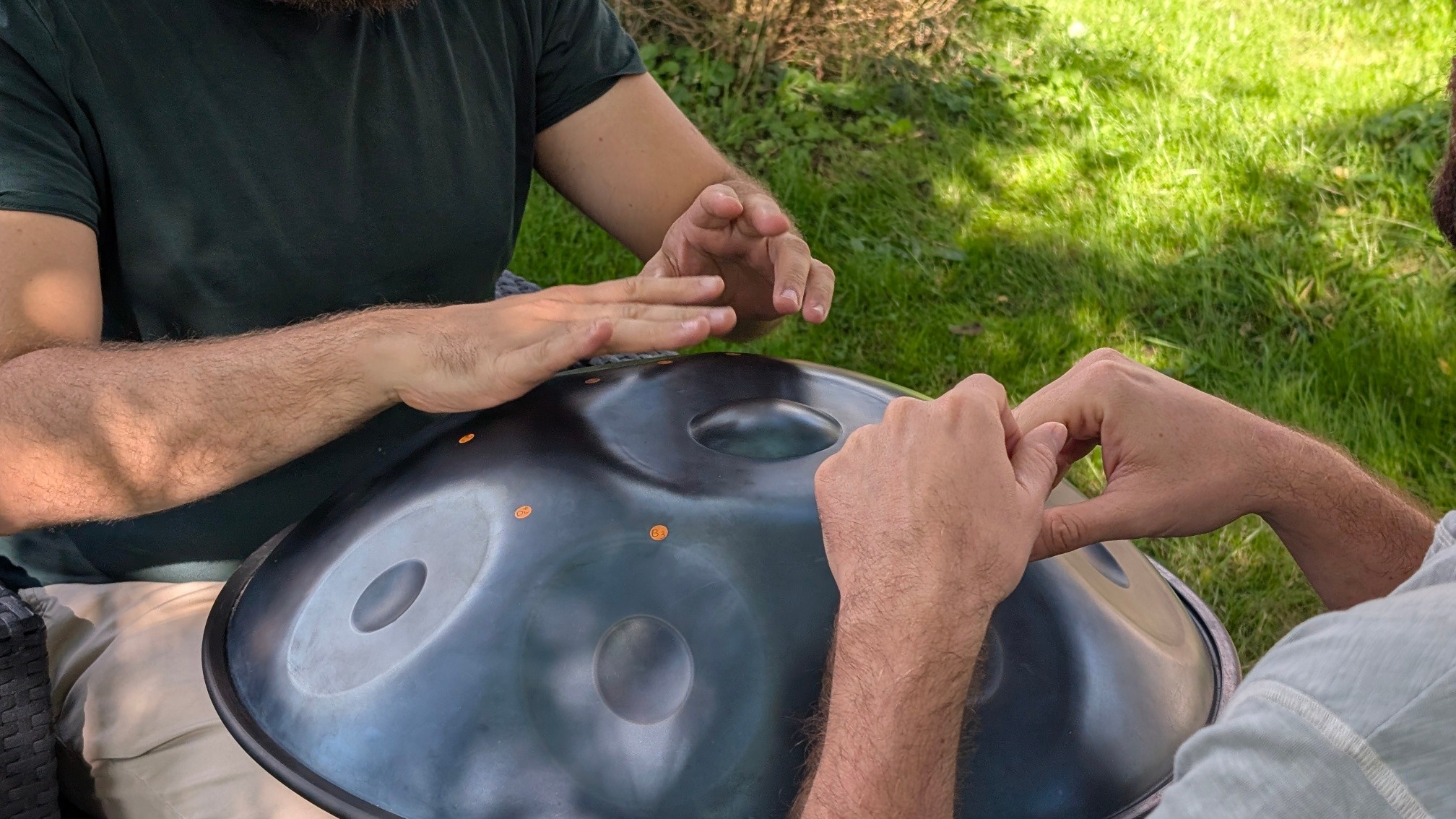 ✨ Éveillez vos sens au son du Handpan à Salins-les-Bains ! ✨
Vous avez toujours rêvé de faire chanter cet instrument mystérieux et envoûtant ? Que vous soyez musicien aguerri ou que vous n'ayez jamais touché un instrument de votre vie, l'aventure commence ici, au cœur du Jura. 🌲🎶
Je vous propose des cours individuels de Handpan, personnalisés selon votre rythme et vos envies.
Pourquoi choisir les cours individuels ?
Un accompagnement sur mesure : On avance à votre propre vitesse.
Zéro pression : Un moment de détente rien qu'à vous.
Pratique immédiate : Vous jouez dès la première séance !
Instruments fournis : Pas besoin d'avoir votre propre Handpan pour commencer.
En pratique :
📍 Lieu : Salins-les-Bains (39)
👤 Format : Séance individuelle (tous niveaux)
📅 Créneaux : Sur rendez-vous
Laissez-vous transporter par les vibrations du handpan et venez libérer votre créativité dans une ambiance bienveillante et apaisante. 🧘♂️✨
📩 Intéressé(e) ou curieux(se) ?
Contactez-moi en Message Privé pour plus d'infos ou pour réserver votre première séance découverte !
#Handpan #SalinsLesBains #Jura #MusiqueJura #BienEtre #ApprendreLaMusique #HandpanPlayer #SortirDansLeJura