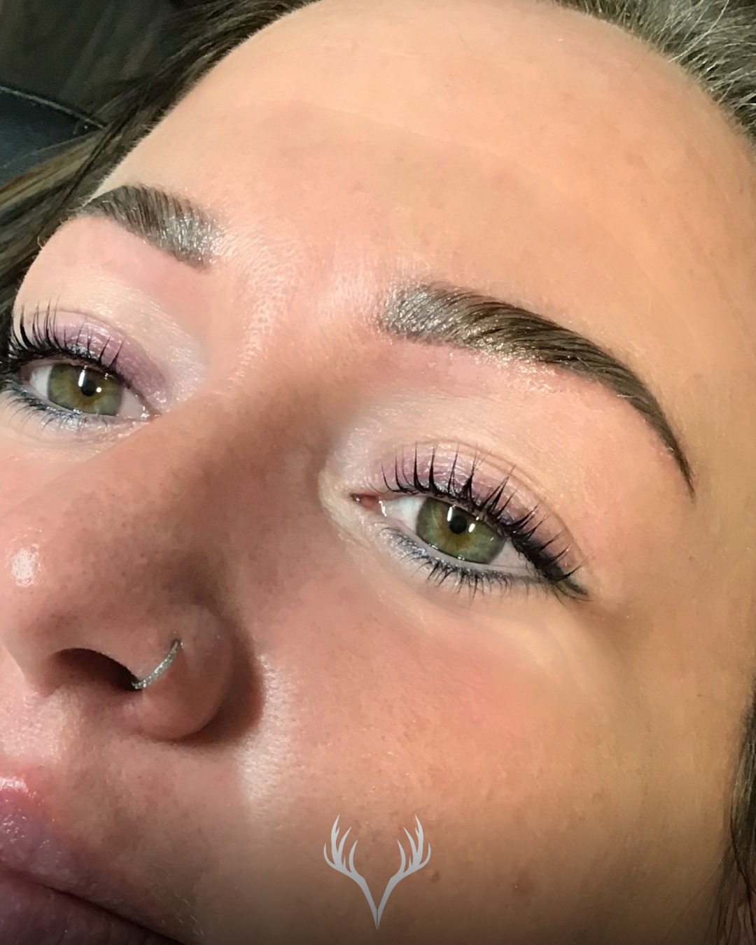 Vorher → Nachher, aber auf einem ganz anderen Level ✨
Mit unserer Lash & Browlifting Kombibehandlung in Baden bei Wien holen wir das Maximum aus deinen Naturhaaren heraus – ganz ohne Extensions oder tägliches Styling 👁️
👉 Vorher:
gerade Wimpern, wenig Schwung
Brauen ohne klare Form oder Struktur
👉 Nachher:
perfekt geschwungene Wimpern + definierte, harmonische Augenbrauen 🤍
→ ein offener, frischer Blick – sofort sichtbar
💡 Warum die Kombination so entscheidend ist:
Erst das Zusammenspiel von Wimpern & Augenbrauen sorgt für ein wirklich stimmiges Gesamtbild. Genau darauf legen wir in der Beauty Bar Baden besonderen Wert.
✨ Deine Vorteile:
– sichtbar längere, geliftete Wimpern
– formschöne, gleichmäßige Brauen
– kein tägliches Nachschminken nötig
– gepflegter Look rund um die Uhr
Und bei uns immer inklusive:
👉 Augenbrauen färben & zupfen – für ein fertiges Gesamtbild nach nur einem Termin 💁🏼♀️
📍 Beauty Bar Baden, Wiener Straße 89, 2500 Baden
📞 Terminvereinbarung: 0699 11307030
oder bequem über unser Online-Buchungstool
#lashlifting #browlifting #vorhernachher #beautybaden #badenbeiwien #wimpernlifting #augenbrauenstyling #lashandbrow #naturallook #kosmetikstudio #beautybarbaden #glowup #pflegeleicht #nomakeupneeded #beautyoesterreich