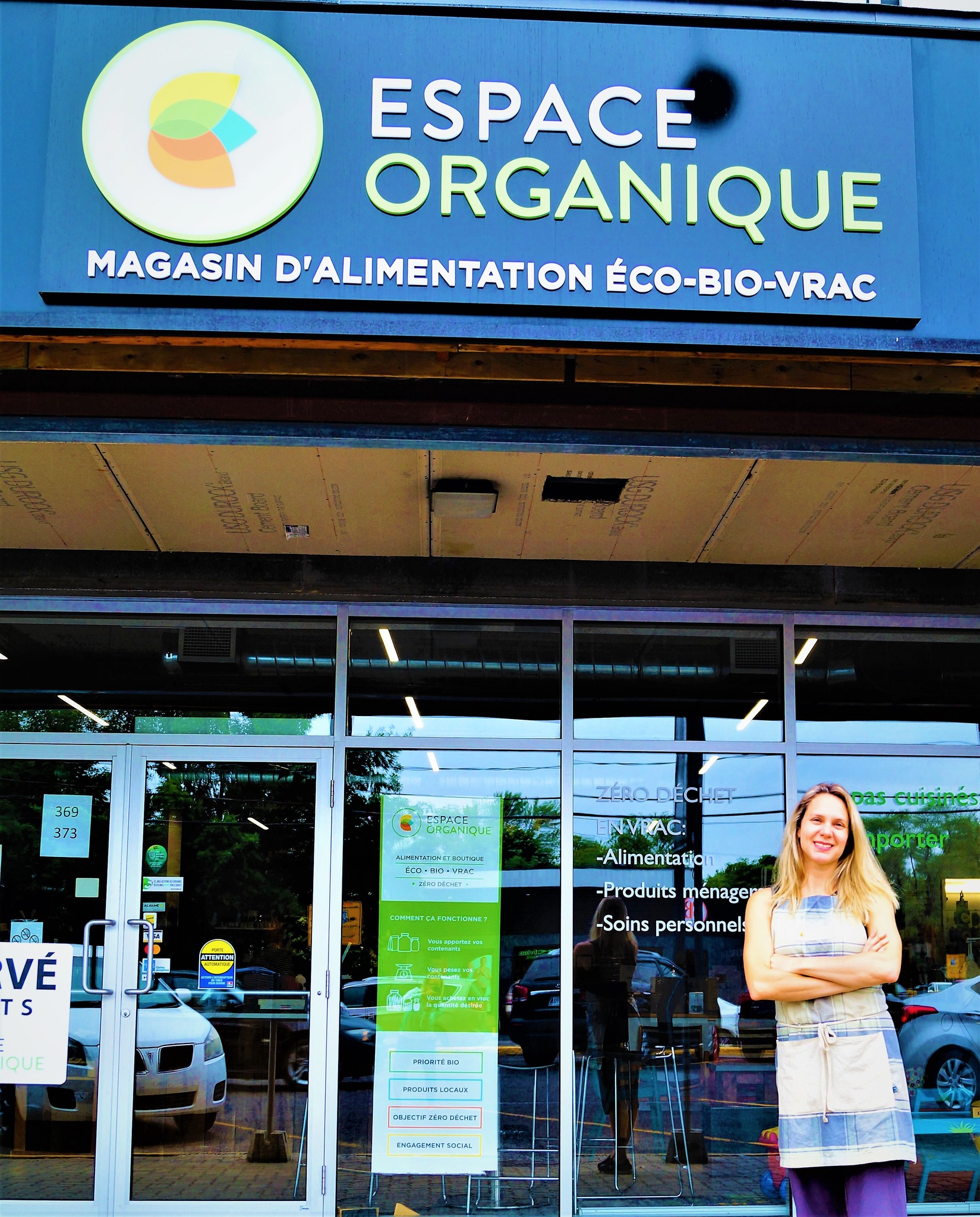 Chère clientèle,
C’est avec beaucoup de joie et de sérénité que je vous annonce la vente d’Espace Organique, à partir du 1er avril 2026 🤍
Je suis profondément heureuse que la mission se poursuive, avec la même équipe et un agrandissement du local — toujours dans l’esprit du vrac, du bio et du local.
Depuis ses débuts, Espace Organique a été bien plus qu’un commerce : un lieu pour se nourrir autrement, se rassembler et faire des choix plus conscients.
De 2016 à 2020, l’aventure a grandi avec un élan magnifique. Les années suivantes ont demandé beaucoup d’adaptation et de persévérance… mais elles ont aussi été riches en transformations, en solidarité et en apprentissages.
Aujourd’hui, c’est avec beaucoup de fierté que je passe le flambeau ✨
Vous rencontrerez bientôt Jacinthe, qui poursuivra cette belle mission avec cœur.
Merci à mon équipe exceptionnelle, ainsi qu’à vous tous, pour votre présence, votre confiance et votre fidélité au fil des années.
Espace Organique restera pour moi un lieu profondément marquant — un espace de valeurs, de rencontres et de communauté.
Avec toute ma gratitude,
Dominique 🤍
(ainsi que Renaud, Adam et Livia)