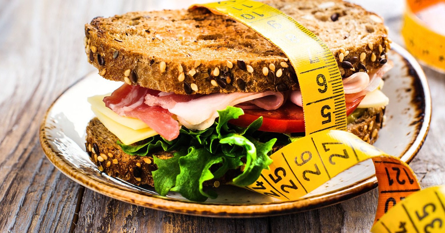 ✨EDUCAZIONE ALIMENTARE: SBAGLIATO DEMONIZZARE GLI ALIMENTI
Negli ultimi anni si è diffusa sempre di più l’idea che per ottenere una forma fisica “perfetta” sia necessario eliminare o demonizzare alcuni alimenti. I carboidrati, per esempio, sono spesso i primi a finire sotto accusa. 🚫🍝
Per non parlare della demonizzazione di grassi, del glutine e del lattosio. Questa ossessione per ciò che mangiamo si chiama “ortoressia nervosa” e, in molti casi, si sta sostituendo all’anoressia generata dal mito della perfezione del corpo e dalle bufale rese virali dalla penetrazione dei messaggi in rete.
Sempre più persone si affidano a diete fai da te, saltano pasti o adottano regimi iperproteici pensando di accelerare i risultati. In realtà, queste strategie possono portare a squilibri, rallentamento del metabolismo, perdita di energia e, nel lungo periodo, anche a un rapporto poco sano con il cibo.
Il nostro corpo non ha bisogno di estremi, ma di equilibrio. I carboidrati non sono il nemico: sono una delle principali fonti di energia per il nostro organismo, così come proteine e grassi hanno ciascuno un ruolo fondamentale.
👉 Saltare i pasti non ti farà dimagrire meglio
👉 Eliminare interi gruppi alimentari non è la soluzione
👉 Seguire mode alimentari senza criterio può fare più danni che benefici
Oggi il problema non è solo cosa mangiamo, ma anche da dove prendiamo le informazioni.
I social ci espongono ogni giorno a corpi “perfetti”, diete miracolose e routine estreme, spesso presentate come la soluzione universale. Il risultato? Non più informazione, ma una grande confusione. 📱
Ogni corpo è diverso. Ogni persona ha esigenze, ritmi e bisogni specifici. Cercare di assomigliare a uno stereotipo visto online non solo è frustrante, ma può diventare dannoso sia fisicamente che mentalmente.
Mangiare in modo equilibrato, vario e sostenibile è l’unico approccio che può portarti risultati duraturi e, soprattutto, benessere reale.
Se vuoi prenderti cura di te, inizia da qui: ascolta il tuo corpo, non le mode.
#benessere #alimentazionesana #nutrizione #equilibrio #stiledivita #fitnessconsapevole #healtyfood