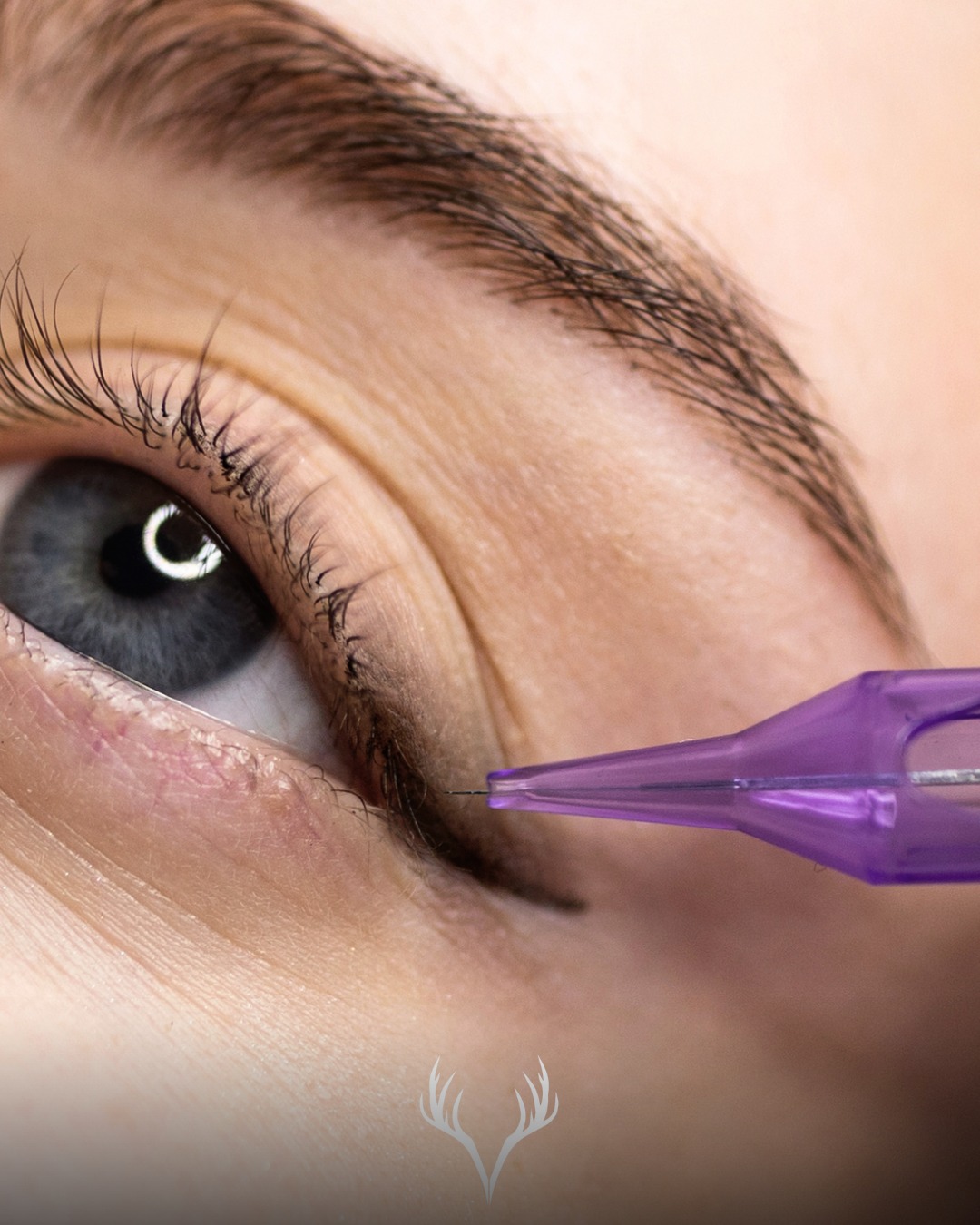 Eyeliner – aber so, wie du ihn willst ✨
Permanent Make-up ist nicht gleich Permanent Make-up.
Gerade beim PMU Eyeliner gibt es verschiedene Techniken – und genau die entscheiden darüber, ob dein Look natürlich, soft oder intensiv wirkt 👁️
✨ Deine Möglichkeiten bei uns:
– Wimpernkranzverdichtung
Feinste Pigmentierung direkt im Wimpernansatz – wirkt wie dichtere, dunklere Wimpern ohne sichtbaren Lidstrich. Perfekt für einen ultra natürlichen Look.
– Soft Liner
Ein zarter, leicht schattierter Eyeliner – nicht hart, nicht blockig. Ideal, wenn du es weich und elegant magst.
– Klassischer Eyeliner
Klar definiert, sichtbar, ausdrucksstark. Für alle, die jeden Tag ihren perfekten Lidstrich wollen – ohne Aufwand.
– Shaded / Smokey Liner
Sanft verblendet für einen rauchigen Effekt – wie ein geschminktes Auge, nur dauerhaft.
💡 Wichtig zu wissen:
Form, Stärke und Intensität werden immer individuell angepasst – je nach Augenform, Hauttyp und deinem persönlichen Stil.
Unser Ziel ist nicht „irgendein Eyeliner“ –
sondern einer, der dein Gesicht perfekt ergänzt 🤍
✨ Kein Verwischen, kein Abschminken, kein täglicher Aufwand mehr.
📞 Termine telefonisch oder direkt über unser Online-Buchungstool
#permanentmakeup #pmueyeliner #eyeliner #wimpernkranzverdichtung #beautybaden #badenbeiwien #kosmetikstudio #beautybarbaden #pmu #augenmakeup #smokeyliner #naturallook #beautyroutine #zeitersparnis #perfektgeschminkt