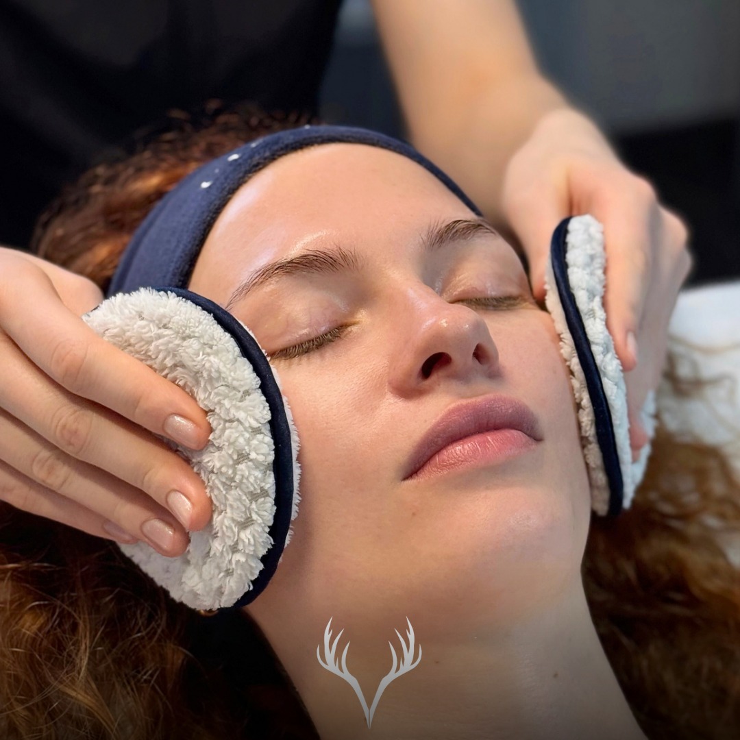 Klein, unscheinbar – und ein echter Gamechanger in deiner Reinigungsroutine ✨
Unsere Circadia Reinigungsschwämmchen sind nicht nur super flauschig, sondern auch ein entscheidender Faktor für eine wirklich gründliche und gleichzeitig sanfte Gesichtsreinigung 🧖🏼♀️
Warum wir sie lieben:
Die weiche, feinporige Struktur sorgt dafür, dass Cleansing-Produkte gleichmäßig verteilt und vor allem vollständig wieder abgenommen werden – ohne Reiben, ohne Irritationen 💧
Gerade bei sensibler Haut oder nach intensiveren Behandlungen ist das ein riesiger Unterschied.
💡 Was viele unterschätzen:
Wenn Reinigung nicht richtig entfernt wird, bleiben Rückstände auf der Haut – das kann Poren verstopfen, Wirkstoffe blockieren und den Behandlungserfolg deutlich mindern.
Mit den richtigen Tools holst du einfach mehr aus deiner Pflege raus 🤍
✨ Ideal für:
– tägliche Gesichtsreinigung
– empfindliche Haut
– nach Behandlungen
– als Upgrade für deine bestehende Routine
Ein kleines Detail – mit großer Wirkung.
🛍️ Erhältlich bei uns im Studio & in unserem Onlineshop
#circadia #skincaretools #gesichtsreinigung #hautpflege #skincareroutine #cleansingroutine #beautybaden #badenbeiwien #kosmetikstudio #hautgesundheit #glowingskin #beautybarbaden #pflegeprodukte #skincareobsessed #hautverbesserung