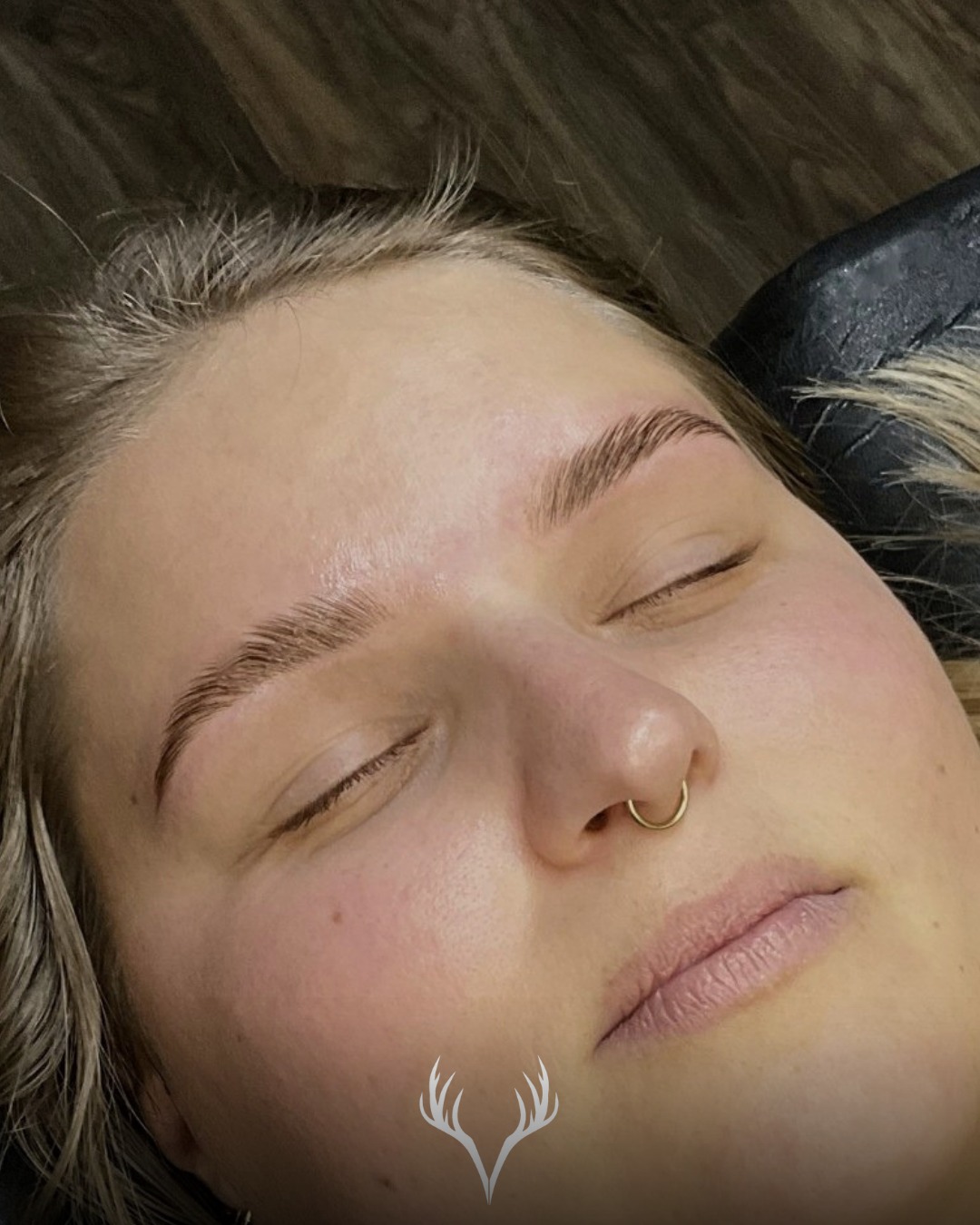 Perfekt geformte Augenbrauen – ganz ohne täglichen Aufwand ✨
Mit unserem Browlifting in Baden bei Wien bringen wir deine Naturbrauen in ihre schönste Form: strukturiert, voller und perfekt gestylt 💁🏼♀️
Dabei werden die Härchen sanft in die gewünschte Richtung gelegt und fixiert – für einen gepflegten, gleichmäßigen Look, der den ganzen Tag hält 🤍
💡 Das Ergebnis:
– optisch dichtere, vollere Brauen
– klare, definierte Form
– mehr Ausdruck im Gesicht
– kein tägliches Nachbürsten oder Nachzeichnen mehr
✨ Besonders ideal bei:
– unruhig wachsenden Brauen
– Lücken oder fehlender Form
– dem Wunsch nach einem natürlichen „Brush-Up Effekt“
Und bei uns immer inklusive:
👉 Augenbrauen färben & zupfen – damit du mit einem perfekt abgestimmten Gesamtbild nach Hause gehst.
Ein kleines Treatment mit großer Wirkung –
für einen Look, der einfach sitzt.
📍 Beauty Bar Baden, Baden bei Wien
📞 0699 11307030
Termine telefonisch oder direkt über unser Online-Buchungstool
#browlifting #augenbrauen #browstyling #beautybaden #badenbeiwien #kosmetikstudio #beautybarbaden #naturallook #glowup #pflegeleicht #augenbrauenstyling #beautyoesterreich #brows #selfcare #beautyroutine