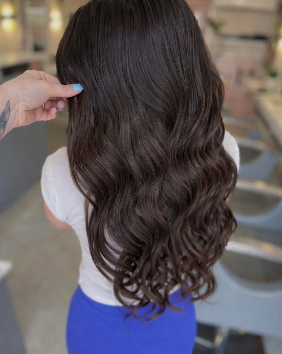 This is the kind of transformation we LIVE for 😍✨
From short to seriously stunning length — we installed 150g of weft for that full, flowing look, plus 50g of nanos around the front and sides for the most seamless blend 💁🏼♀️
*Client supplied her own hair*
Created by Courtney 🫶🏻
#hairextension #weft #wefthairextensions #nanohairextensions #shorttolong #keynshambusiness #keynsham #thehaircourt