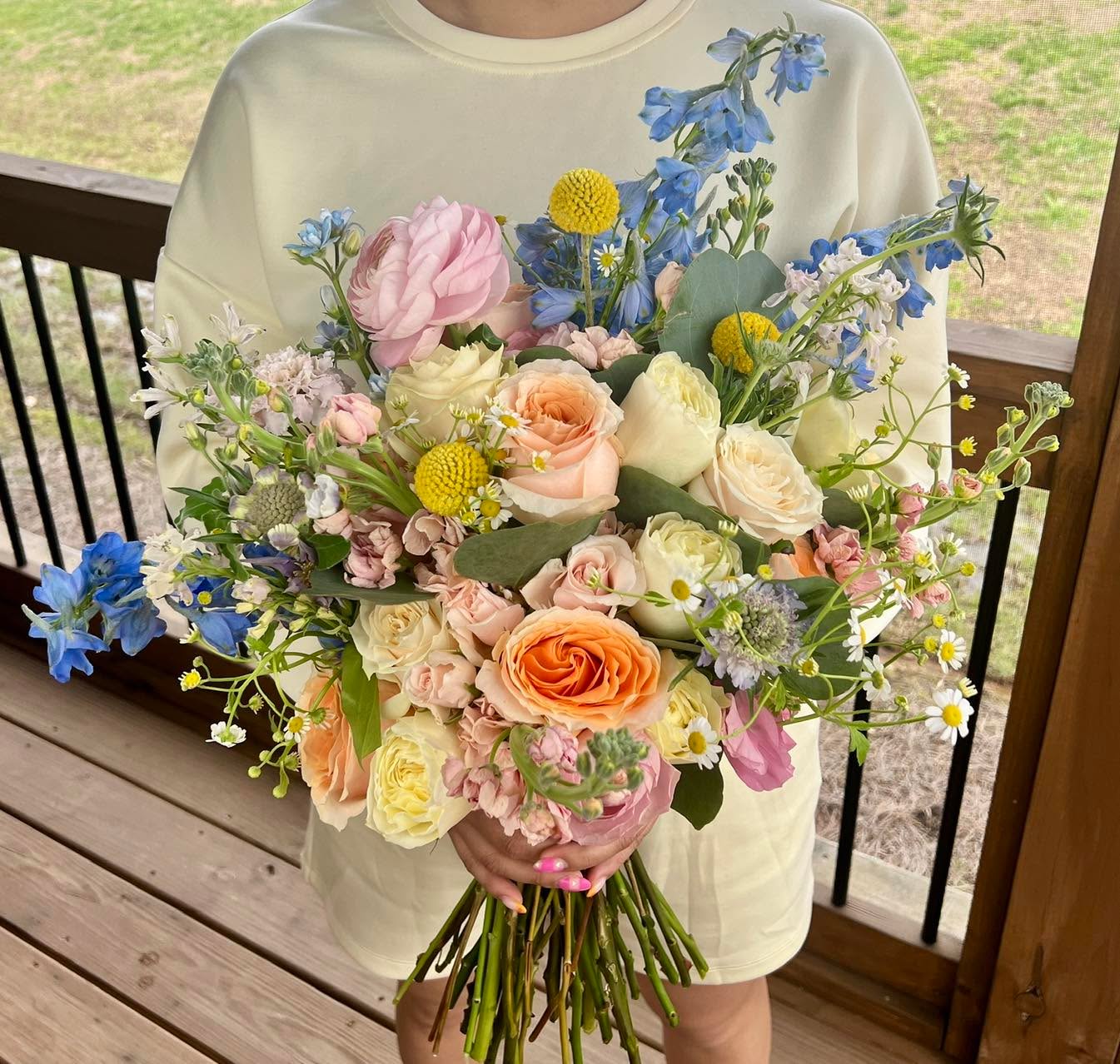Stephanie’s Bridal Bouquet!! 🥰
Thanks Lisi girl for being my model 💛