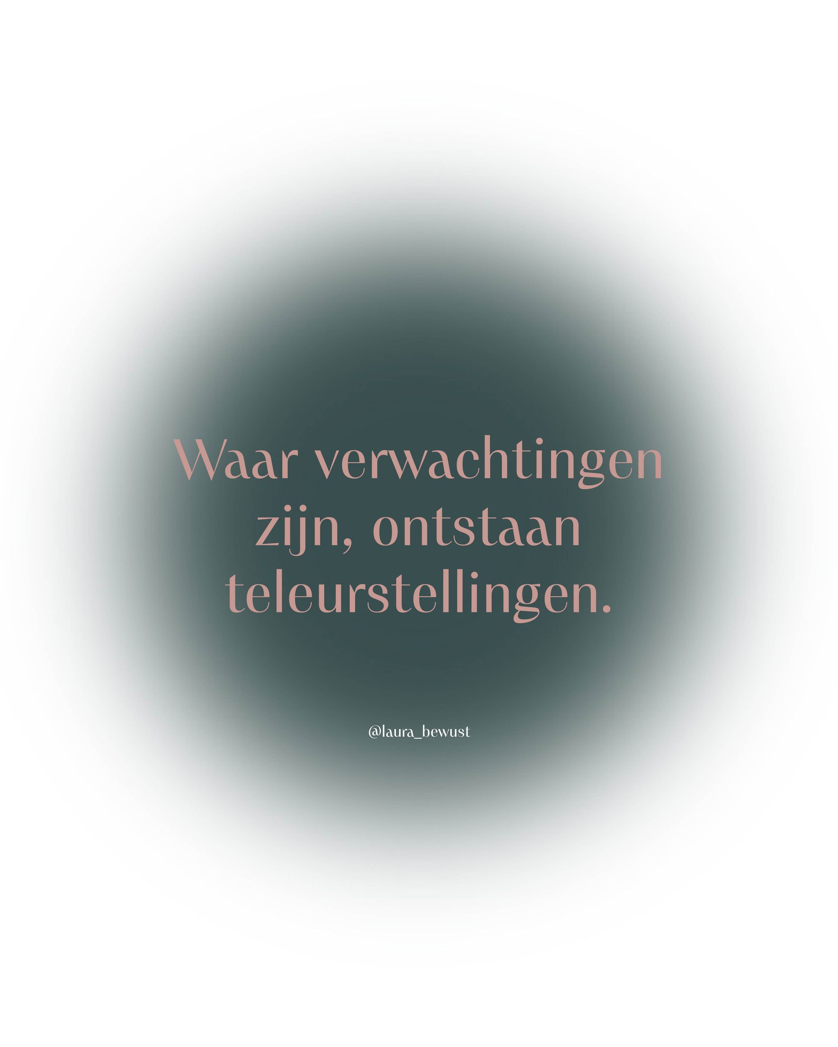 Het kan soms zo’n pijn doen wanneer iemand iets doet wat jij niet zo zou doen.
Teleurstellingen in andere mensen ontstaan doordat je (vaak onbewust) verwacht dat zij kijken, voelen en handelen op een manier zoals jij dat zelf zou doen.
Dat ze situaties benaderen met hetzelfde hart. Dezelfde waarden. Dezelfde manier van denken.
Maar wanneer je iemands keuzes niet kunt begrijpen, helpt het om te beseffen dat jij naar hun pad kijkt door de bril van jouw eigen principes.
Dat is precies waarom teleurstellingen soms zo diep raken, omdat er een verwachting was.
Je hoopt dat de ander liefheeft, zoals jij voelt.
Je hoopt dat de ander zorg draagt zoals jij zorgt draagt.
Je hoop dat de ander handelt vanuit hetzelfde morele kompas.
Maar niet iedereen draagt hetzelfde bewustzijn, dezelfde ervaringen of dezelfde waarden met zich mee.
Hoe pijnlijk ook, niet iedereen kan jou ontmoeten op de plek waar jij hen ontmoet. En juist daar ligt iets belangrijks.
Want zo lang jij verwacht dat de ander jou tegemoetkomt vanuit jouw hart, blijft de kans op teleurstelling bestaan.
Wanneer je verwachting loslaat, ontstaat er ruimte. Ruimte om te zien wat van de ander is, en wat van jou.
Stop dus met verwachten dat jouw hart in het lichaam van een ander zit.
De keuzes en het gedrag van een ander zeggen in de eerste plaats iets over hen, niet over jouw waarde.
Mensen begrijpen, helpt je om zachter te worden. En voor jezelf kiezen, helpt je om trouw te blijven aan jezelf.
Misschien is dat wel de krachtigste plek om te staan: In jouw waarheid, zonder jezelf te verliezen in wat een ander je niet kon geven.