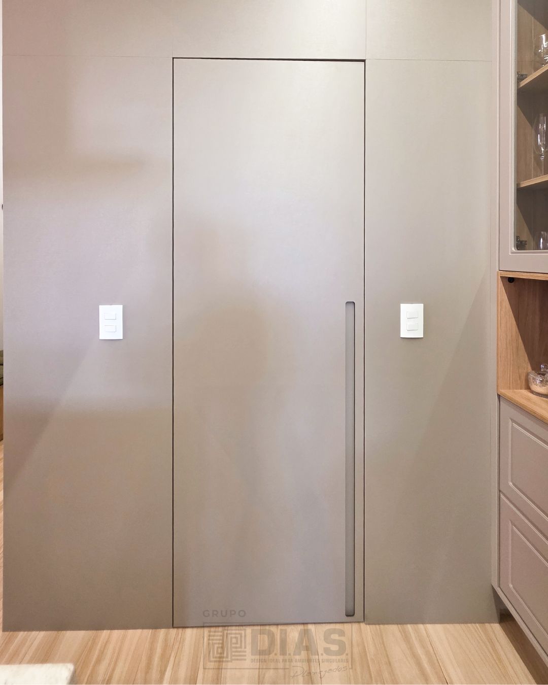 A porta mimetizada reforça a leitura limpa e contínua da cozinha.
Integrada ao painel, ela praticamente desaparece no ambiente, eliminando quebras visuais e elevando o nível de acabamento do projeto.
É detalhe técnico — mas é ele que separa o comum do bem executado.
.
Quer saber mais? Fale com o nosso time comercial:
Araraquara | Bauru | Ribeirão Preto | São Carlos