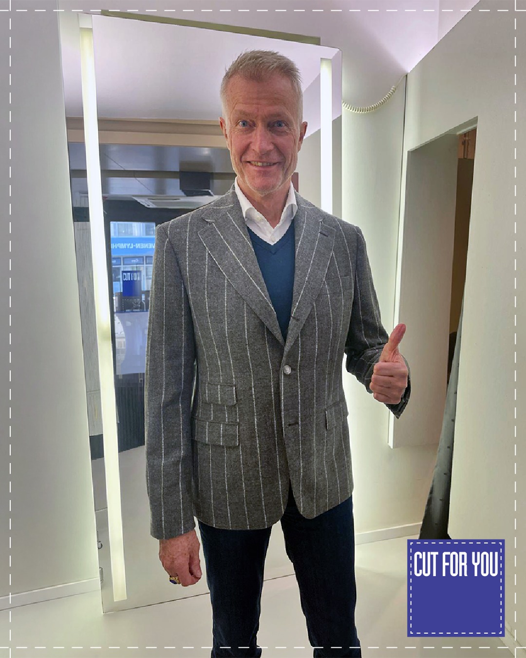 Feine Linien, große Wirkung 👏 Unser geschätzter Kunde Jan-Eric Daudé Fischer trägt hier sein neues Maßsakko von Drago: ein Pinstripe in Light Grey/Off-White, gefertigt aus feiner Schurwolle (Super 130S Soft Flanell).
Die Besonderheit: Flanell verleiht dem klassischen Nadelstreifen eine weichere, ruhigere Ausstrahlung. Die Linien wirken weniger streng, der Stoff greift sich angenehm weich und bleibt dennoch formstabil. Etablierte Muster lassen sich durch eine bewusste Materialauswahl neu interpretieren: präzise, vielseitig und zeitgemäß.
Übrigens: Mit dem Erwerb von Maßbekleidung tragen Sie dazu bei, unsere Umwelt zu entlasten. Bei Cut For You wird kein Kleidungsstück produziert, das nicht auch den Weg zu Ihnen, unseren geschätzten Kunden, findet. Das Vernichten von riesigen Mengen nicht verkaufter Kleidungsstücke nach jeder Saison entfällt bei uns. Hinzu kommt, dass Ihnen unsere Kleidungsstücke durch eine hochwertige Fertigung und besten Materialien lange Freude bereiten werden. Maßbekleidung ist gelebte Nachhaltigkeit.
Cut For You ist Berlins Maßbekleider für Damen und Herren - im Regierungsviertel seit 2003. Wir sind stolz darauf, mehr als 6.000 Kunden betreuen und von unserem ausgezeichneten Preis-Leistungsverhältnis überzeugen zu dürfen. Neben einer persönlichen Beratung setzen wir auf die Unterstützung von 3-D-Bodyscannern, um eine perfekte Passform Ihrer Maßbekleidung zu erzielen.
Wir freuen uns auf Sie! Vereinbaren Sie gleich Ihre ganz persönliche Beratung unter 030-28099981 oder unter cutforyou.com/terminvereinbarung
#cutforyou #berlin #maß #madetomeasure #mtm #maßhemd #maßanzug #mode #herrenmode #damenmode #luxus #individual #mitte #regierungsviertel #3dbodyscanner #3d #bodyscanner #cut #frack #smoking #vanlaack #scabal #gentleman #maßtage #blackfriday #angebot #gutschein