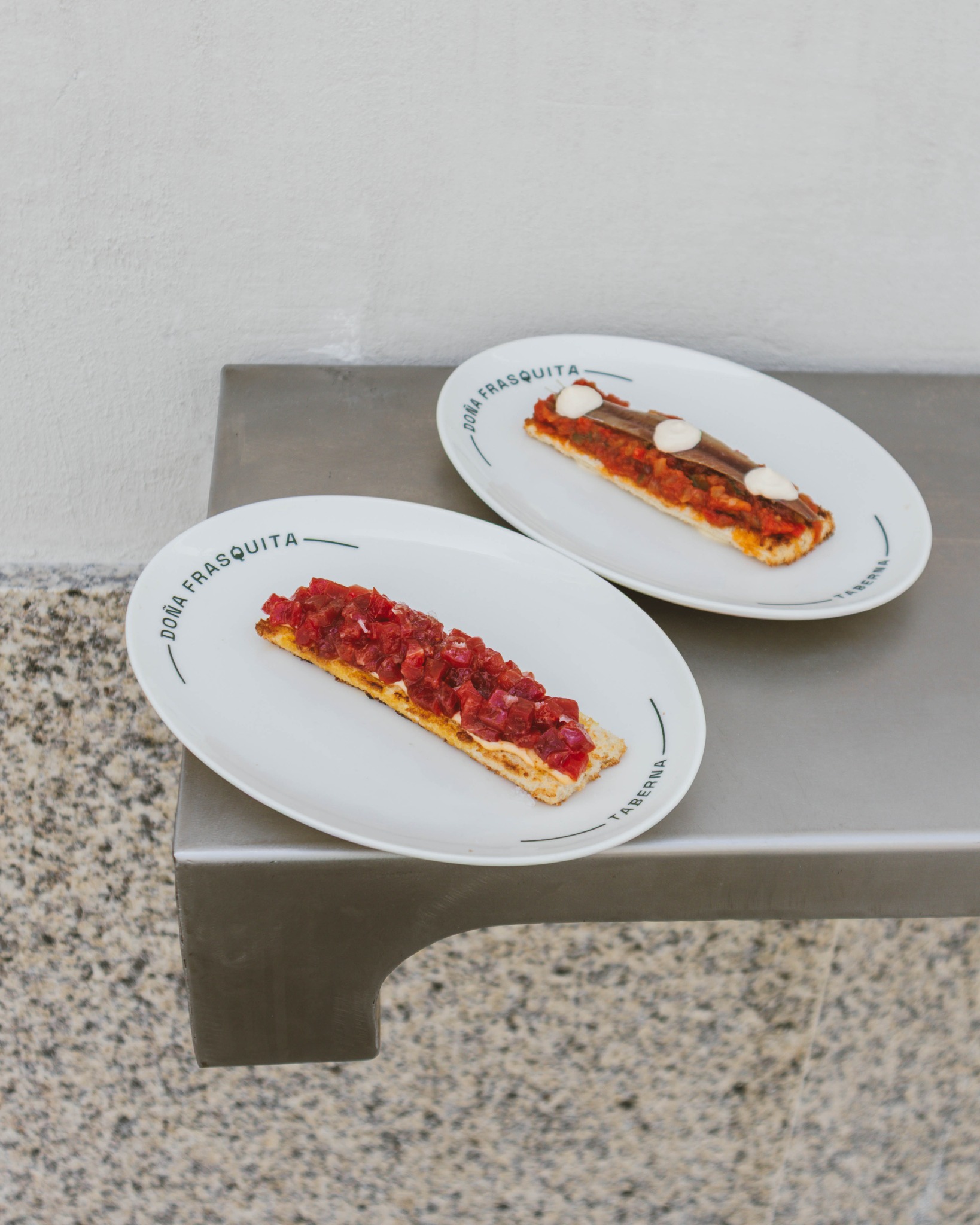 👆🏽 Dos tostas, dos formas de entender el sabor en Doña Frasquita.
La tosta de anchoa con alboronía y alioli combina la intensidad de la anchoa con la suavidad y el fondo de este guiso tradicional de verduras, rematada con un alioli que redondea cada bocado.
Por otro lado, la tosta de atún rojo con kimchi aporta un contraste más atrevido, donde la calidad del atún se encuentra con el punto fresco y ligeramente picante del kimchi.
Dos propuestas diferentes, pero con algo en común: buen producto, equilibrio y mucho sabor.
📍José López Rodríguez N7
#taberna #sanfernando #doñafrasquita #cocina #restaurante