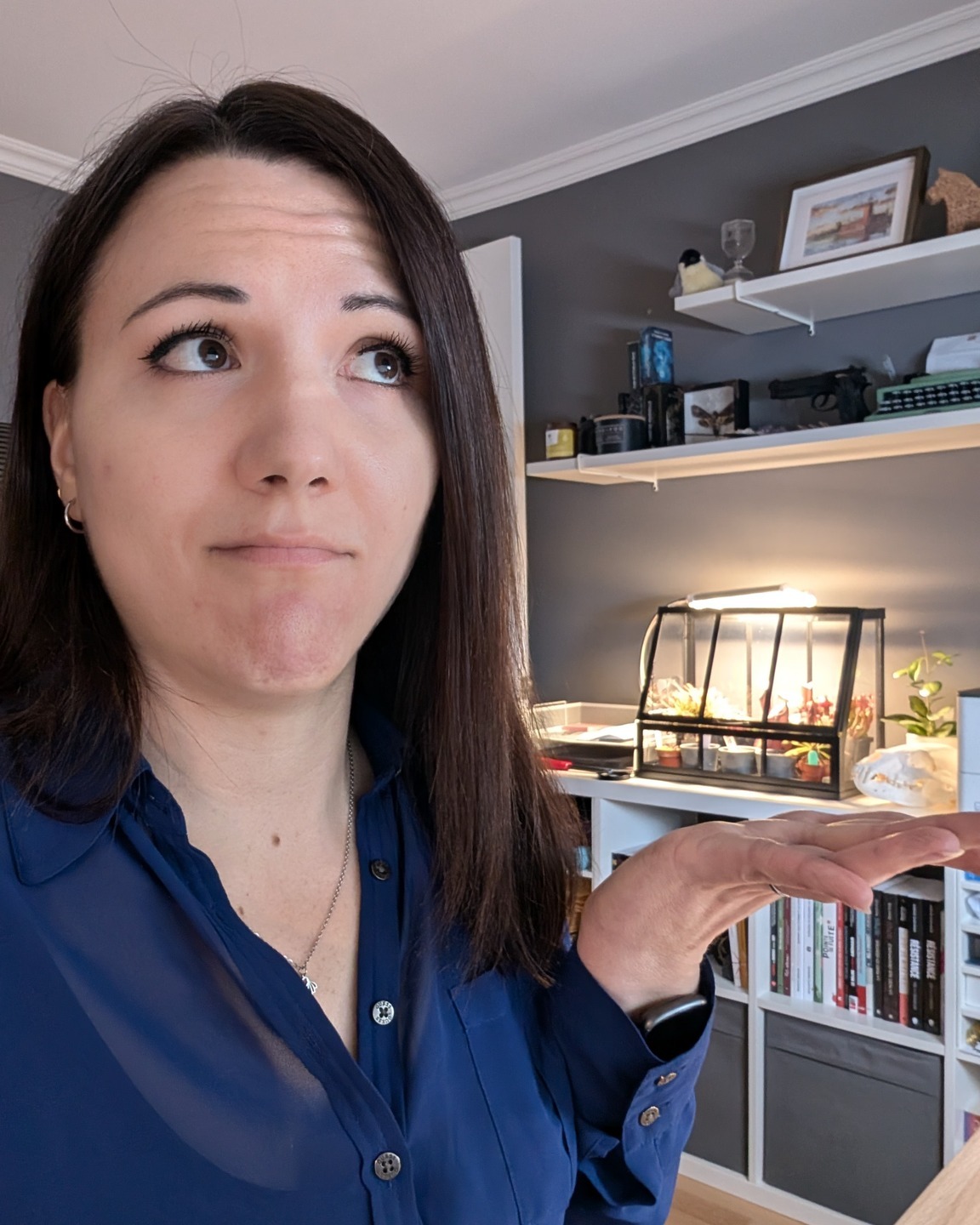 Dans une même séance d'écriture, je fais une recherche approfondie sur le fonctionnement exact d'une guillotine, puis je m'informe sur le pelliculage de butyral de polyvinyle présent dans les pare-brise ('savez, ce film qui empêche que ça éclate en mille morceaux prêts à nous charcuter le visage ?).
La routine habituelle, quoi ! 😅
P.-S. : la mort par guillotine a beau avoir été acclamée à l'époque comme une solution plus «humaine» et rapide pour exécuter quelqu'un... J'aurais mauditement salopé la tribune du contenu de mes intestins si on m'avait traînée jusqu'à la veuve rouge.
Fun fact : le dernier usage de cet outil remonte à 1977. Oui oui. 1977. 🫣