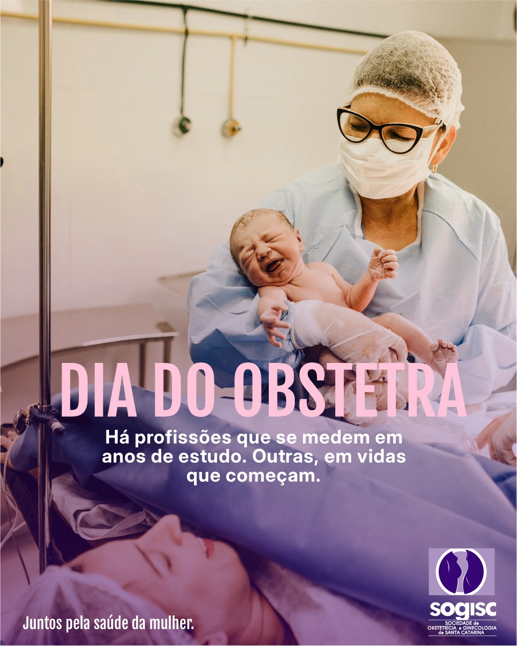 Entre a ciência e a sensibilidade, o obstetra sustenta decisões que exigem precisão técnica, escuta ativa e presença genuína. Porque cada gestação carrega sua própria história, e nenhum cuidado é igual ao outro.
A obstetrícia é feita de vigilância e de espera, de intervenção no tempo certo e de respeito aos processos do corpo.
É estar preparado para o imprevisível sem perder a capacidade de acolher.
É transformar evidência científica em segurança, e conhecimento em confiança, todos os dias, em cada atendimento.
Neste Dia do Obstetra, a SOGISC homenageia seus associados e todos os profissionais que escolhem, diariamente, estar ao lado de mulheres em um dos capítulos mais transformadores da vida. Porque onde há começo, há também dedicação, responsabilidade e um compromisso silencioso com o futuro.
#SOGISC #DiadoObstetra #Homenagem