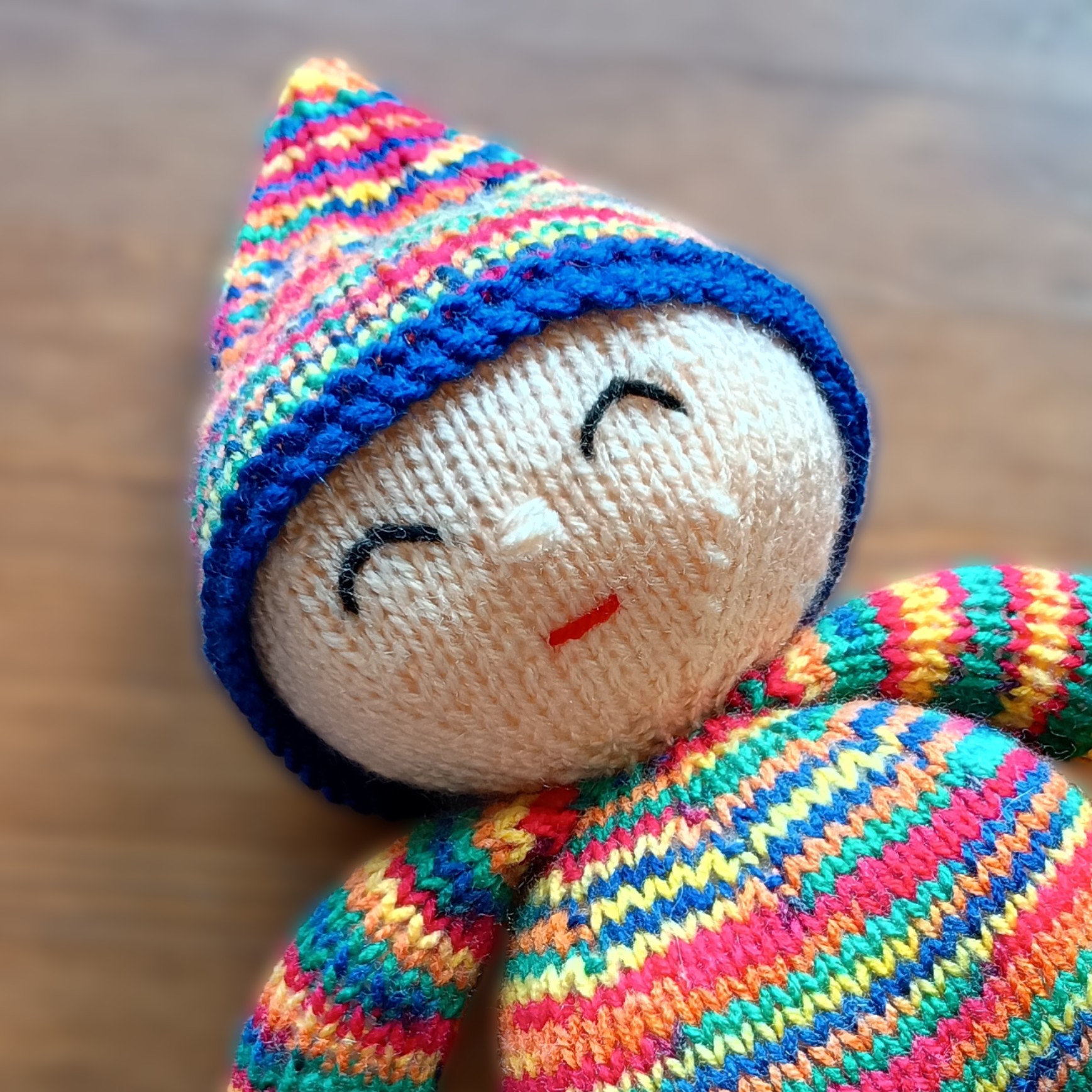 Here’s a close-up of my Snuggle Buddy’s face—thank you for all your lovely comments and suggestions!
I’ve given this little one the cheerful expression so many of you voted for.
Now, all that’s left is to knit the trim for the outfit, and then the doll will be finished.
I can’t wait to share the final result with you soon!
You’ll find the pattern link in my bio as always—just look for ‘Snuggle Buddy’. Happy knitting!
#SnuggleBuddy
#HandmadeJoy
#BrightYarn
#KnittingCommunity
#CraftingTogether
#MadeWithLove