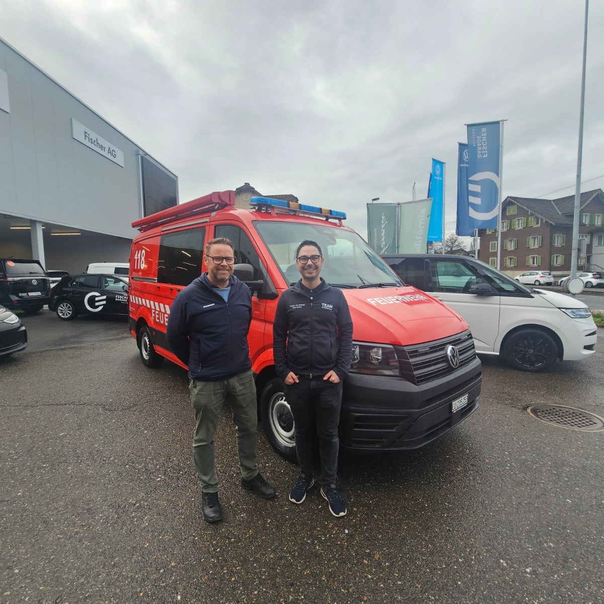🚒 Im Einsatz für die Region
Seit Februar ist der neue Feuerwehr Crafter für die Feuerwehr Michelsamt im Einsatz – jetzt auch frisch in Szene gesetzt nach der finalen Beschriftung 📸
Kommandant Armin Dörig zeigt sich begeistert vom neuen Personen- und Einsatzleitfahrzeug. Kein Wunder: Der Crafter 2.0 TDI mit 177 PS, 4Motion und Automat bietet starke Performance und maximale Zuverlässigkeit im Einsatz.
Der professionelle Ausbau wurde durch die Firma Tony Brändle AG umgesetzt – eine durchdachte Lösung für höchste Anforderungen im Feuerwehralltag.
Wir bedanken uns herzlich für das Vertrauen und wünschen der Feuerwehr Michelsamt jederzeit sichere Fahrten und erfolgreiche Einsätze 🤝
#fischeragbaldegg #vwnutzfahrzeuge #volkswagen
@feuerwehrmichelsamt
Tony Brändle AG