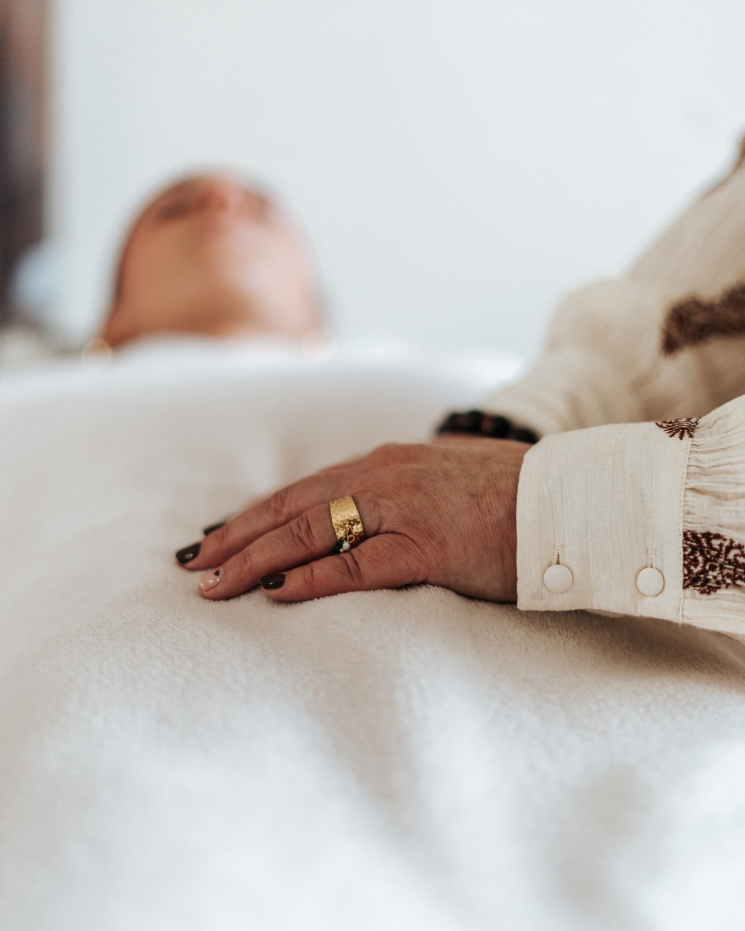 Ce que je vois dans mon cabinet…
Ce sont des femmes
qui ne savent plus vraiment ce qu’elles ressentent.
Elles disent :
👉 « Je suis déconnectée. »
👉 « Je ne sens plus grand-chose. »
💛 Quand le corps fait mal trop longtemps,
on finit parfois par s’en éloigner.
Comme une protection.
Comme une mise à distance.
Ici, on ne force pas le retour au corps.
On l’invite.
Doucement.
À son rythme.
Parce que la reconnexion ne se fait jamais dans la brutalité.
Mais dans la sécurité.
👉 Si vous ressentez ce vide intérieur, ce post est pour vous.
Pour revenir au corps en douceur, le lien est en bio 🤍
deconnexion corporelle · corps douloureux · sophrologie · bien etre feminin · ecoute de soi · trauma doux