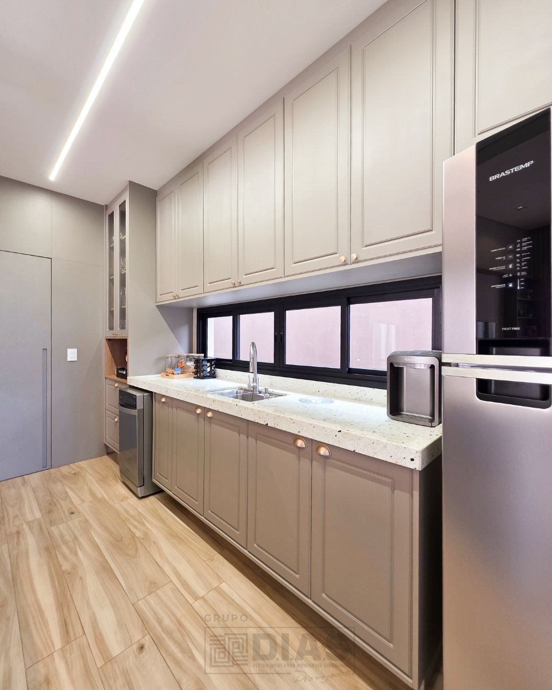 Uma cozinha que traduz elegância com funcionalidade.
As portas provençais em PVC Gianduia trazem sofisticação e durabilidade no uso diário. Os puxadores dourados entram como destaque, elevando o conjunto com equilíbrio.
A cristaleira segue a mesma linha das frentes, garantindo unidade e acabamento impecável.
Bonita na estética. Forte na execução.
.
Quer saber mais? Fale com o nosso time comercial:
Araraquara | Bauru | Ribeirão Preto | São Carlos