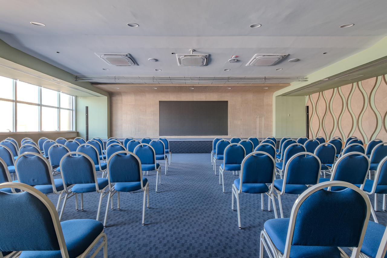 Ambientes voltados para palestras, apresentações e eventos precisam oferecer mais do que boa infraestrutura, precisam garantir qualidade na comunicação.
No auditório do Sinduscon-BA(@sinduscon_ba), o projeto acústico foi pensado para favorecer a inteligibilidade da fala, um fator essencial em espaços onde a informação precisa ser transmitida com clareza.
O projeto de iluminação também foi desenvolvido para atender às necessidades do espaço, garantindo visibilidade adequada e valorizando o ambiente durante apresentações e eventos.
Porque cada detalhe influencia diretamente na forma como a mensagem é percebida.
Responsáveis: @deborabarretto @arquitetocristhian @peuresende
Arquitetura: @santoprojetoarq
Materiais: @trisoftoficial