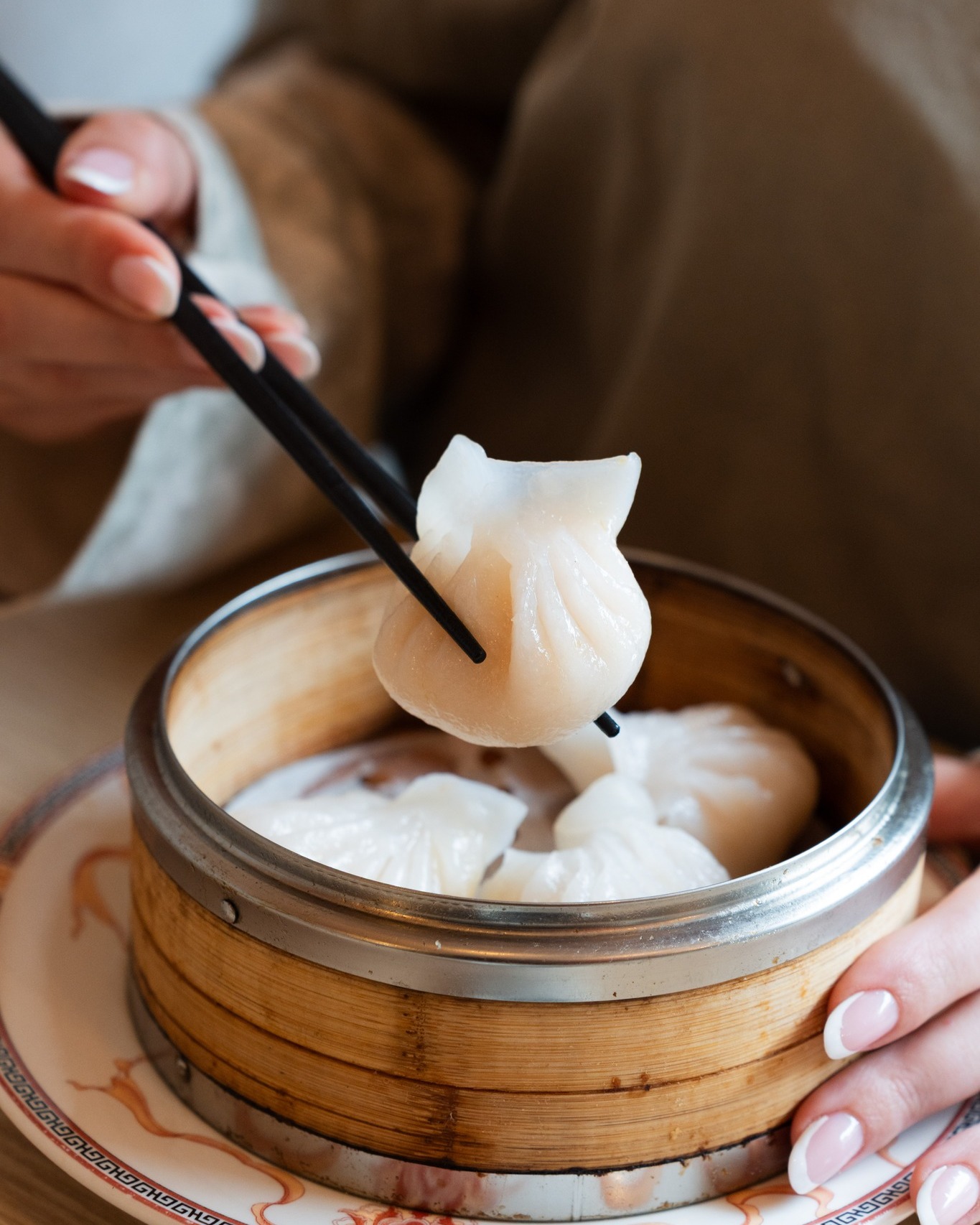 Il bello ? Li guardi controluce e vedi i gamberi dentro come un’anteprima.
Il brutto ? Finiscono troppo in fretta. 🦐 🥟
Ordina subito i nostri ravioli fatti a mano o vieni a provarli da noi.
Ci trovi in via Silvio D’Amico 41, zona San Paolo (RM) ✨
#raviolicinesiroma #sanpaoloroma #cineseroma #raviolicinesi #ravioleria
