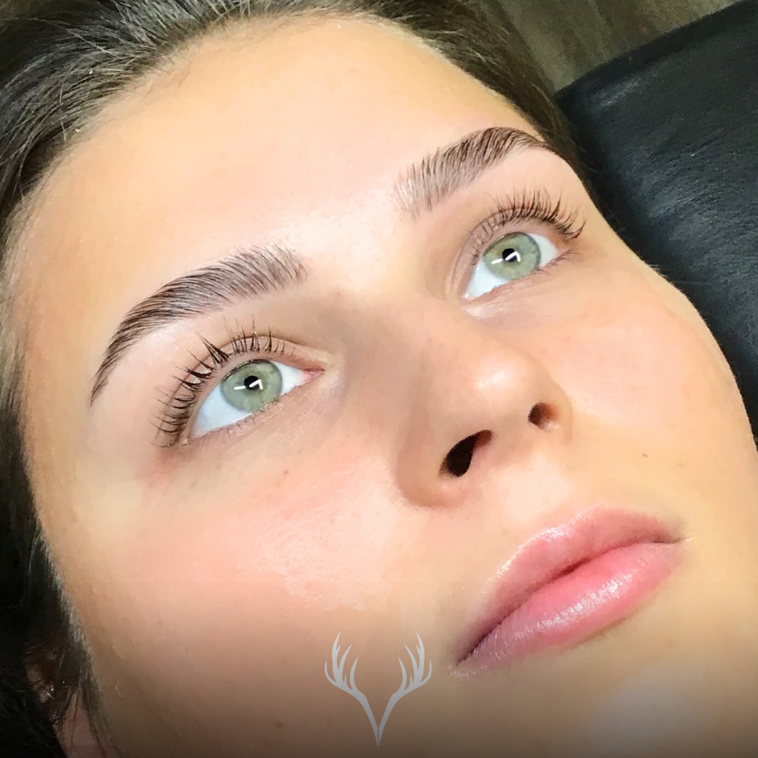 Wach auf – und deine Augen sind schon perfekt gestylt ✨
Mit unserem Lash & Browlifting holen wir das Maximum aus deinen Naturhaaren heraus – ganz ohne Extensions oder tägliches Styling 💁🏼♀️
Beim Lashlifting werden deine Naturwimpern sanft nach oben gebogen und optisch verlängert – für einen offenen, wachen Blick 👁️
Das Browlifting bringt deine Augenbrauen in Form, fixiert die Härchen und sorgt für einen volleren, gleichmäßigen Look.
💡 Das Ergebnis:
– definierte, symmetrische Brauen
– optisch dichtere Wimpern
– ein gepflegter Look rund um die Uhr
– kein tägliches Nachzeichnen oder Nachbürsten mehr
Perfekt für alle, die es natürlich, aber trotzdem ausdrucksstark lieben 🤍
✨ Besonders beliebt vor Urlauben, Events oder einfach für den Alltag ohne Aufwand
📞 Termine telefonisch oder direkt über unser Online-Buchungstool sichern
#lashlifting #browlifting #lashes #brows #naturallook #beautyroutine #wimpernlifting #augenbrauenlifting #beautybaden #badenbeiwien #kosmetikstudio #beautybarbaden #lashandbrow #glowup #pflegeleicht #noextensionsneeded