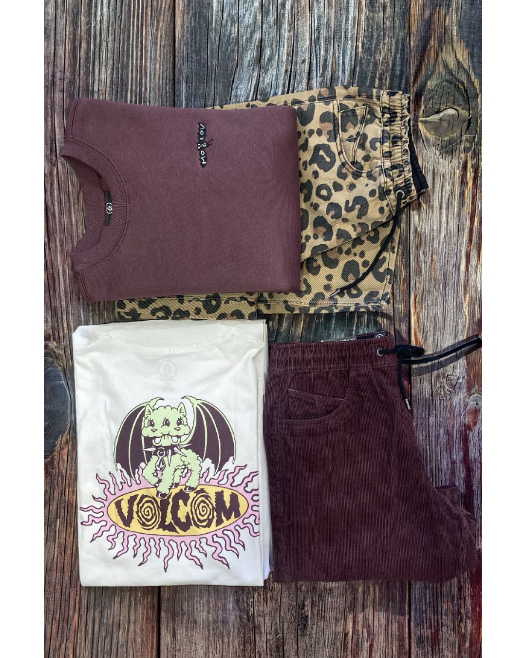 L'outfit du jour, mix de matières et imprimés 🐯 !
#laclusaz #moutainlife #aravis #volcom #streetwear