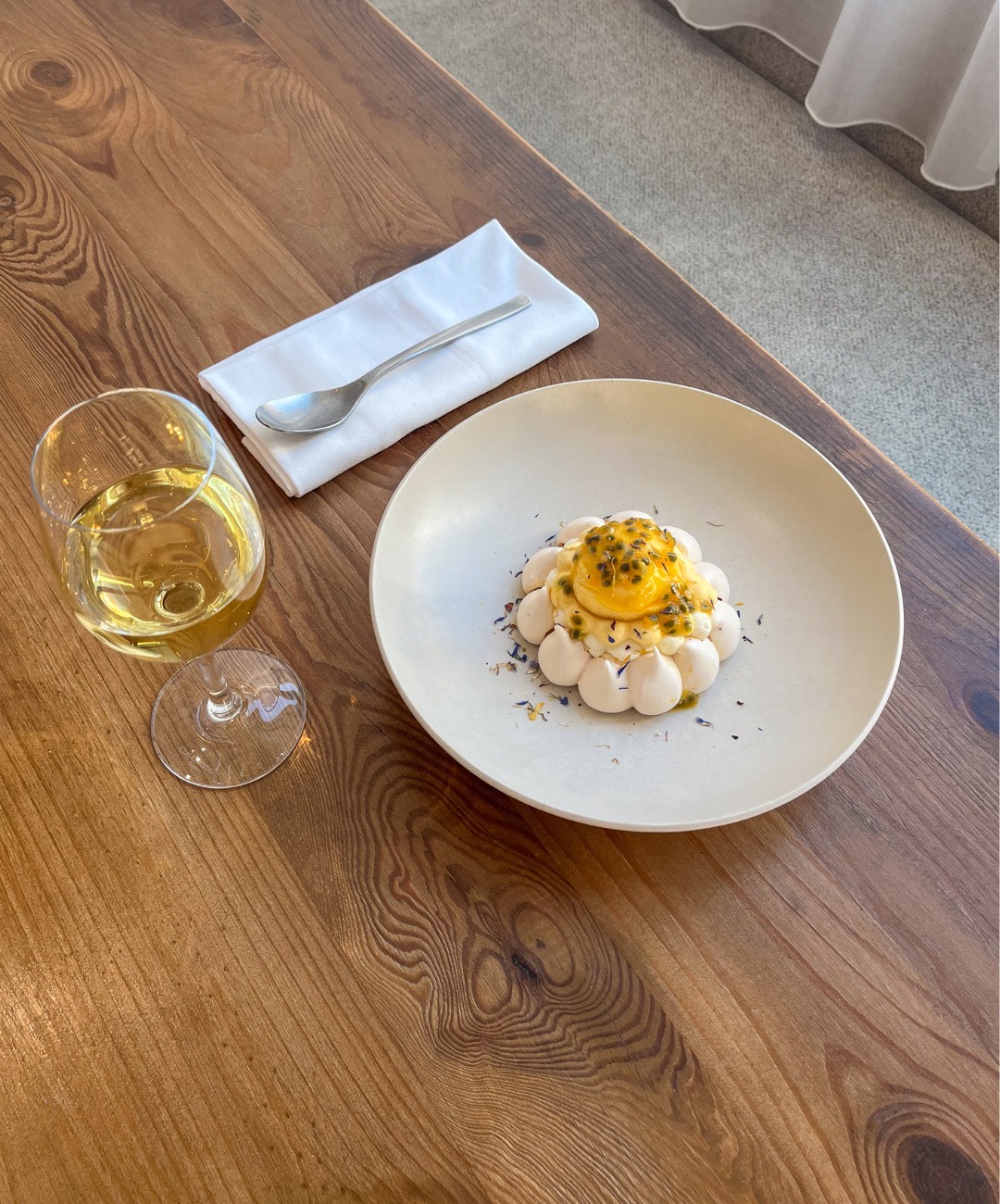 Une touche de douceur pour célébrer le printemps au restaurant Le Saint Jean 🌸✨
Succombez à notre pavlova de saison au fruit de la passion… Une alliance parfaite entre croquant, légèreté et fraîcheur acidulée !
Imaginé avec soin par notre équipe, ce dessert est une véritable invitation à la gourmandise et au plaisir des sens.
À découvrir sans attendre 🍽️
#Bordeaux #DessertLovers #CuisineDeSaison #LeSaintJean