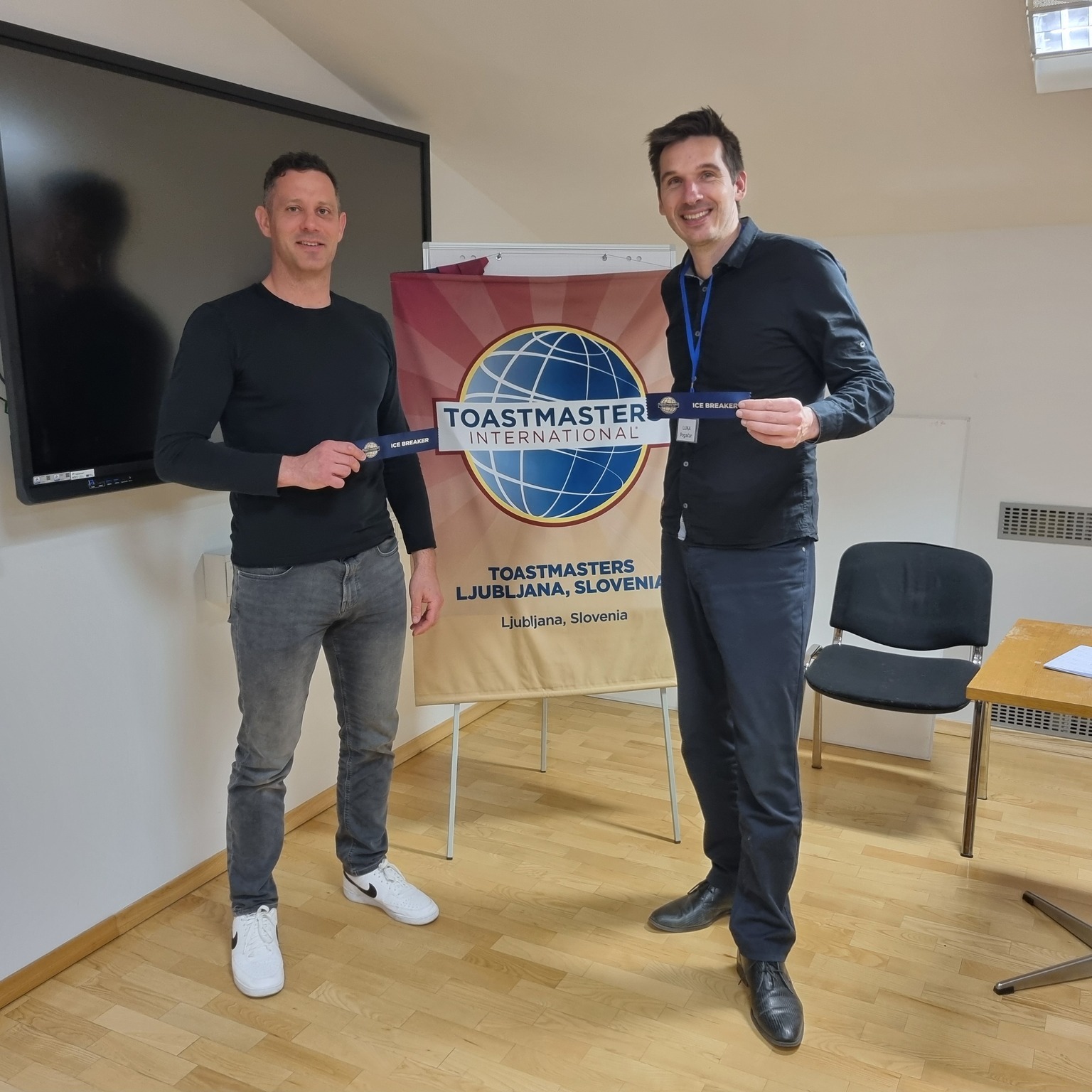 V četrtek smo v našem Toastmasters klubu znova doživeli večer, poln zanimivih misli, poguma in iskrenih nastopov.
Srečanje je tokrat vodil naš predsednik, ki je za temo večera izbral maske. Večer je zato odprl veliko zanimivih razmislekov o tem, kaj skrivamo, kaj pokažemo svetu in kdaj si upamo biti zares pristni.
V skladu s temo je Uroš pripravil odlične teme omizja, v katerih smo lahko preizkusili svojo iznajdljivost, spontanost in govorniške spretnosti. Zmagovalec tem omizja je bil Vladimir – iskrene čestitke!
Poseben trenutek večera pa sta zaznamovala tudi kar dva naša člana, oba po imenu Luka, ki sta imela svoj prvi govor. Čestitke obema za pogum in odličen prvi korak na govorniški poti!
Tretji govorec pripravljenega govora je predstavil Toastmasters zavezo (prisego) in nas spomnil na vrednote ter odgovornost, ki ju kot člani nosimo v klubu.
Za dodatno jezikovno noto večera je poskrbel naš slovničar, ki je za besedo dneva izbral besedo "resnica" – besedo, ki je lepo zaokrožila celotno temo srečanja.
Hvala vsem za še en navdihujoč večer. Se že veselimo naslednjega srečanja!
#Toastmasters #JavnoNastopanje #Govorništvo #Vodenje #TemeOmizja #Maske #ToastmastersKlub
