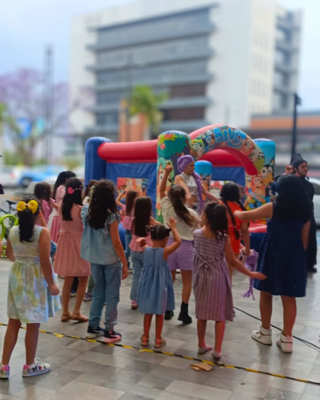 Así se vivió el bazar de @jacaranto.bazar en Urban Center Guadalajara 💖✨
Un día lleno de energía, talento y momentos increíbles 💥
Las Guerreras K-pop pusieron el ambiente 🔥💃 y los más pequeños no dejaron de divertirse 🧒🎶
Entre expositores locales 🛍️, una clase de yoga al aire libre 🧘♀️🌿 y muchas sorpresas más 💫…
vivimos una experiencia que definitivamente queremos repetir 🙌✨
Gracias por ser parte de este gran día 💕
#ViveUrbanCenter #UrbanCenterGuadalajara #Jacaranto #Bazar #TalentoLocal #ExperienciasUC