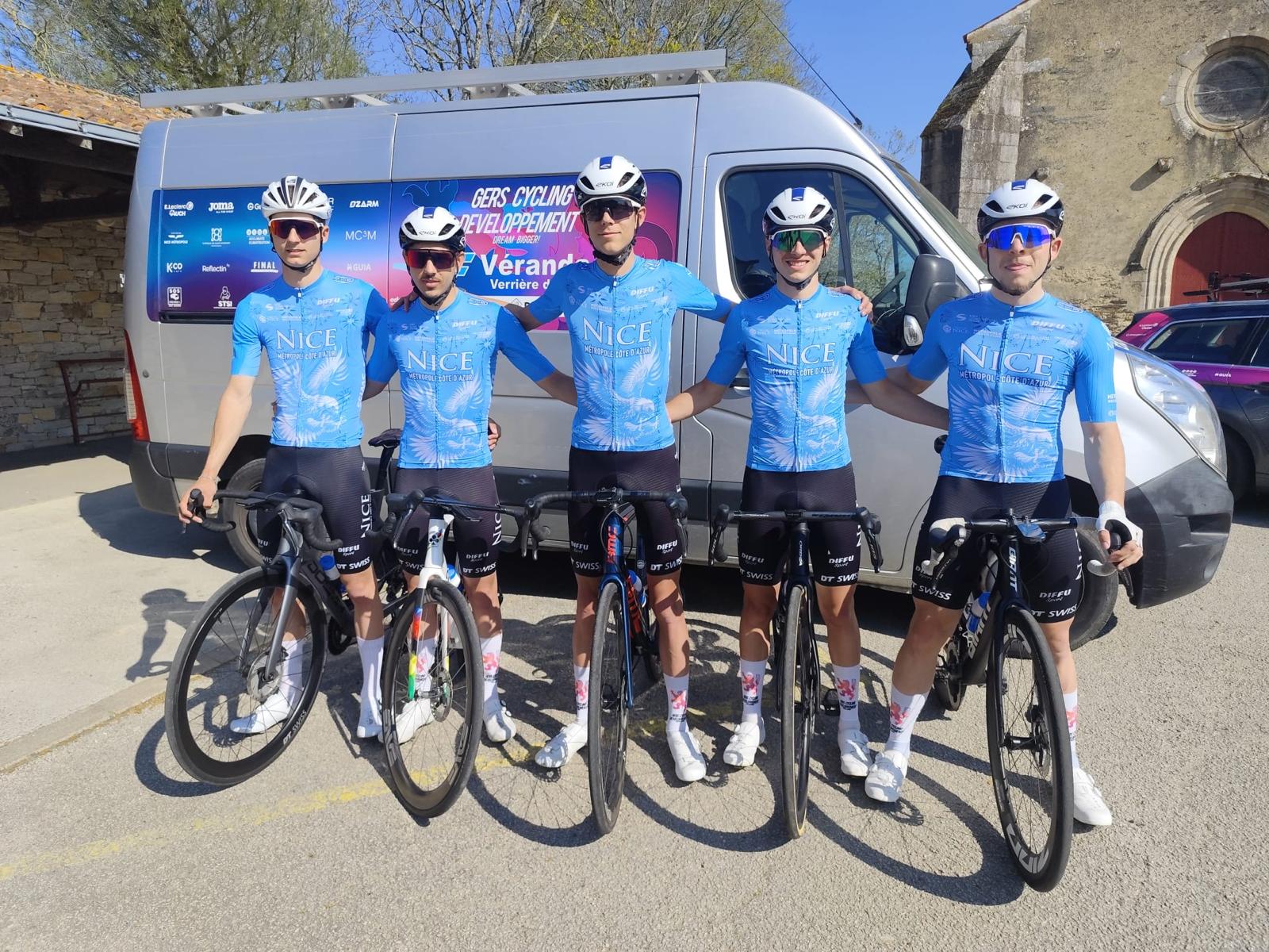 Bernaudeau Junior : 130 km. 170 coureurs au départ. Niveau UCI.
Nos mousquetaires ont plongé dans le grand bain en Vendée, sur la Bernaudeau.
Une course nerveuse dès le départ.
Des chutes. Des abandons.
👉 Eythan, Romain, puis Victor contraints de quitter la course.
🎙️ "Je suis très déçu, car les jambes étaient présentes." — Eythan
Devant, ça roule fort. Très fort.
Yassin et Maxime s’accrochent.
Ils tiennent. Ils subissent. Ils apprennent.
🎙️ "C'est une course très très dur, un circuit avec beaucoup de parties usantes. J’ai sauté au bout de soixante kilomètres. Je suis plutôt fier de cette belle reprise, d'autant que c’était ma première course UCI. J’espère que la suite sera meilleure." — Yassin
Résultat :
➡️ Maxime Wallet 71e
➡️ Yassin Nekkache 85e
Dans un peloton de 170 coureurs, le niveau était relevé.
🎙️ "Dur dur... j’étais malade depuis le début de la semaine et je n’ai quasiment pas rouler. Je suis très déçu de ne pas avoir pu m’exprimer à 100%." — Maxime
Au-delà du classement, c’est ailleurs que ça se joue.
👉 Première expérience UCI
👉 Exigence du haut niveau
👉 Apprentissages qui comptent pour la suite
"La Bernaudeau est une course de haut niveau sur un parcours sélectif et avec de l’adversité. L’apprentissage continu pour nos jeunes coureurs. Il faut continuer à bosser !" — Alban Prénat, Directeur Sportif
👉 Tu veux l’intérieur de la course ?
Chaque mardi, on t’envoie Le Débrief complet des Courses du week-end directement dans ta boîte mail, en avant-première.
📩 Inscris-toi à notre newsletter et rentre dans le peloton : https://www.gerscycling.fr/
@crealudiffusion @eleclercauch @sosparebrisepluslislejourdain @ozarm_custom @21street_gaming @jomasport @groupamaoc @sonia.reflectin STSI @chateausaintmartory GUIA @kcocafe @nvdp_bikefitting @tbrsportperformance MC3M @final__video SAS GEOFFRAY BISIAUX @teamnicemetropolecotedazur_