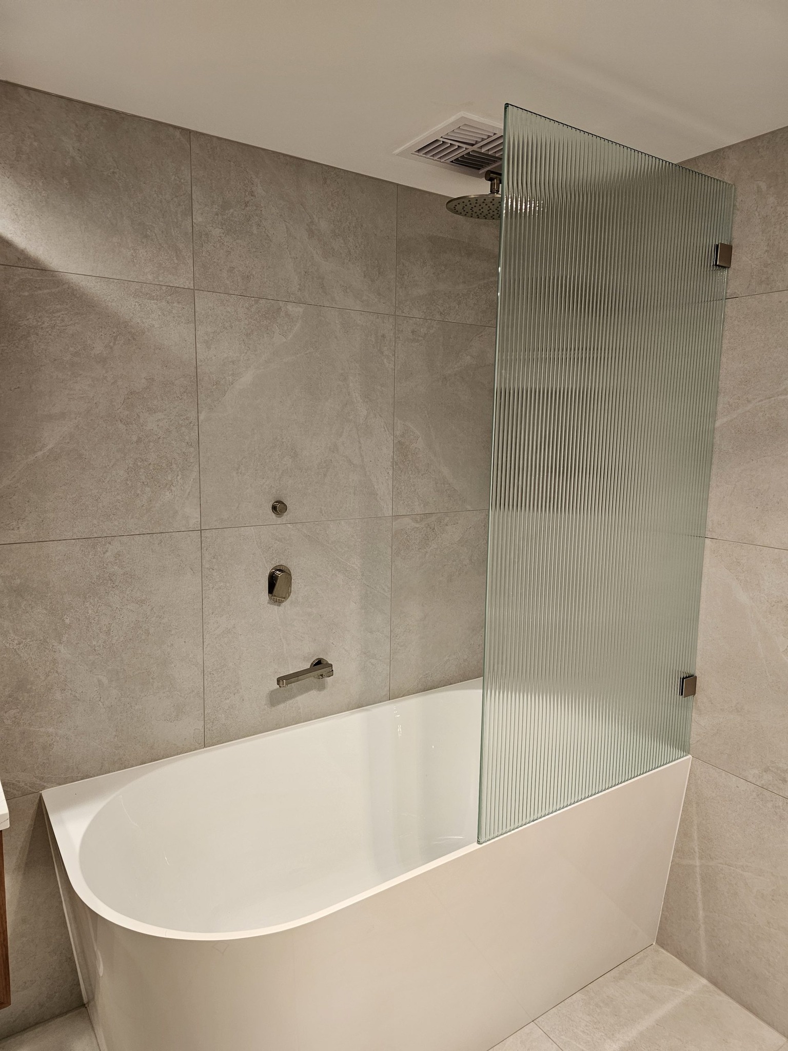 Over Bath Shower Screens are the perfect solution.
#DIYShowerScreens #ShowerScreenIdeas #MelbourneShowerScreensOnline
https://www.melbourneshowerscreensonline.com.au/over-bath-shower-screens