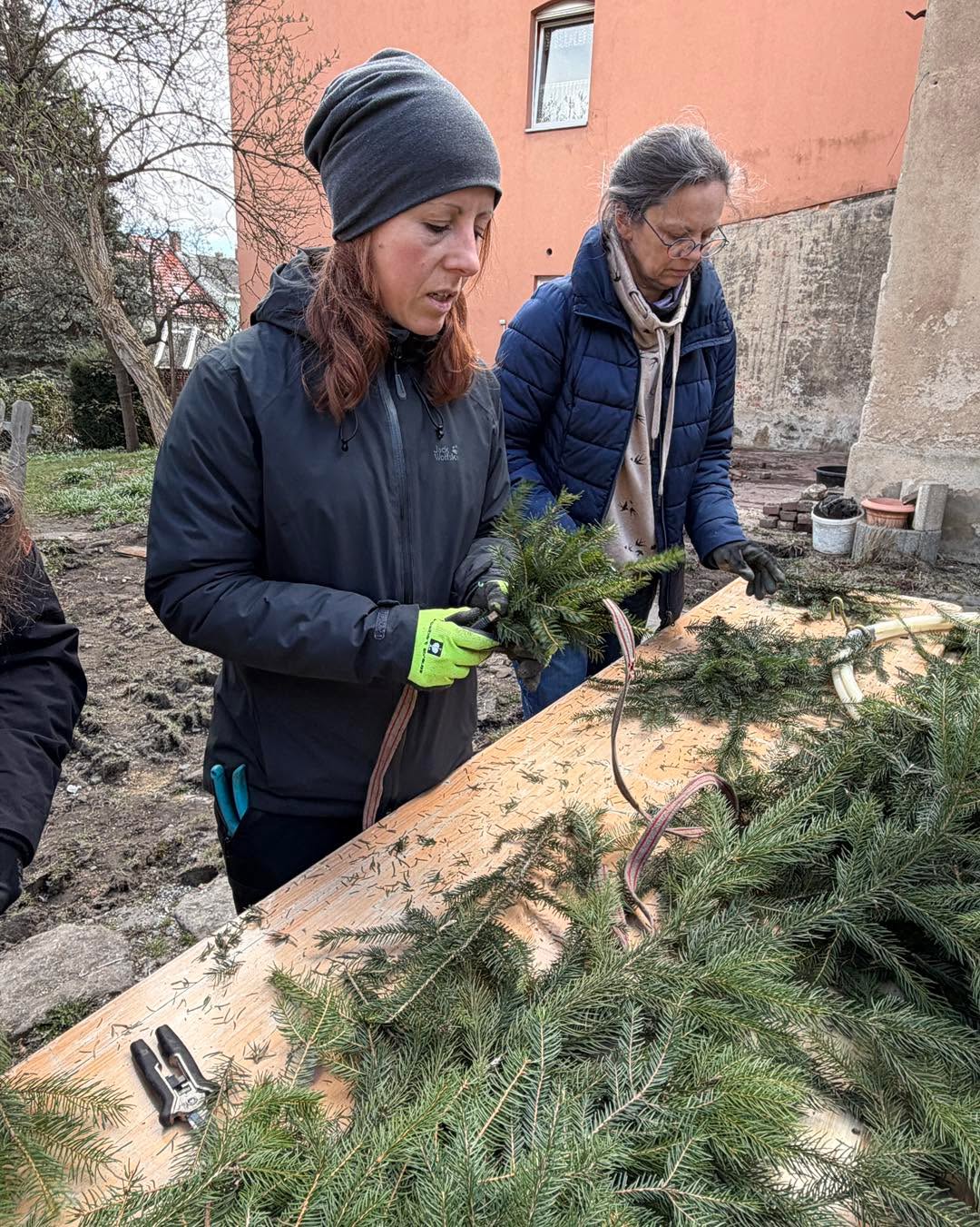 Dieses Jahr heißt es wieder:
Brunnen pimpen auf Oster-Level Deluxe! 🐣✨
Und wir so?
Natürlich völlig unschuldig… also fast… na gut… wir waren schon mittendrin statt nur dabei. 😄
Die ersten Vorarbeiten sind erledigt,
Girlanden wurden gewickelt, gebogen und mit viel „joa passt schon“ vorgebunden
kurz gesagt:
Der Brunnen fühlt sich jetzt schon wie ein kleiner Promi. 🌿😂
Wir sind offiziell im Oster-Flow!
Draht in der Hand, Gartenschere im Anschlag ✂️🌿
und jeder tut so, als wüsste er ganz genau, was er da eigentlich macht. 😄
#ostern2026🐇❤️🐇❤️🐇 #gemeinsamsindwirstark #vorfreudeistdieschönstefreude #LichtSpielHof