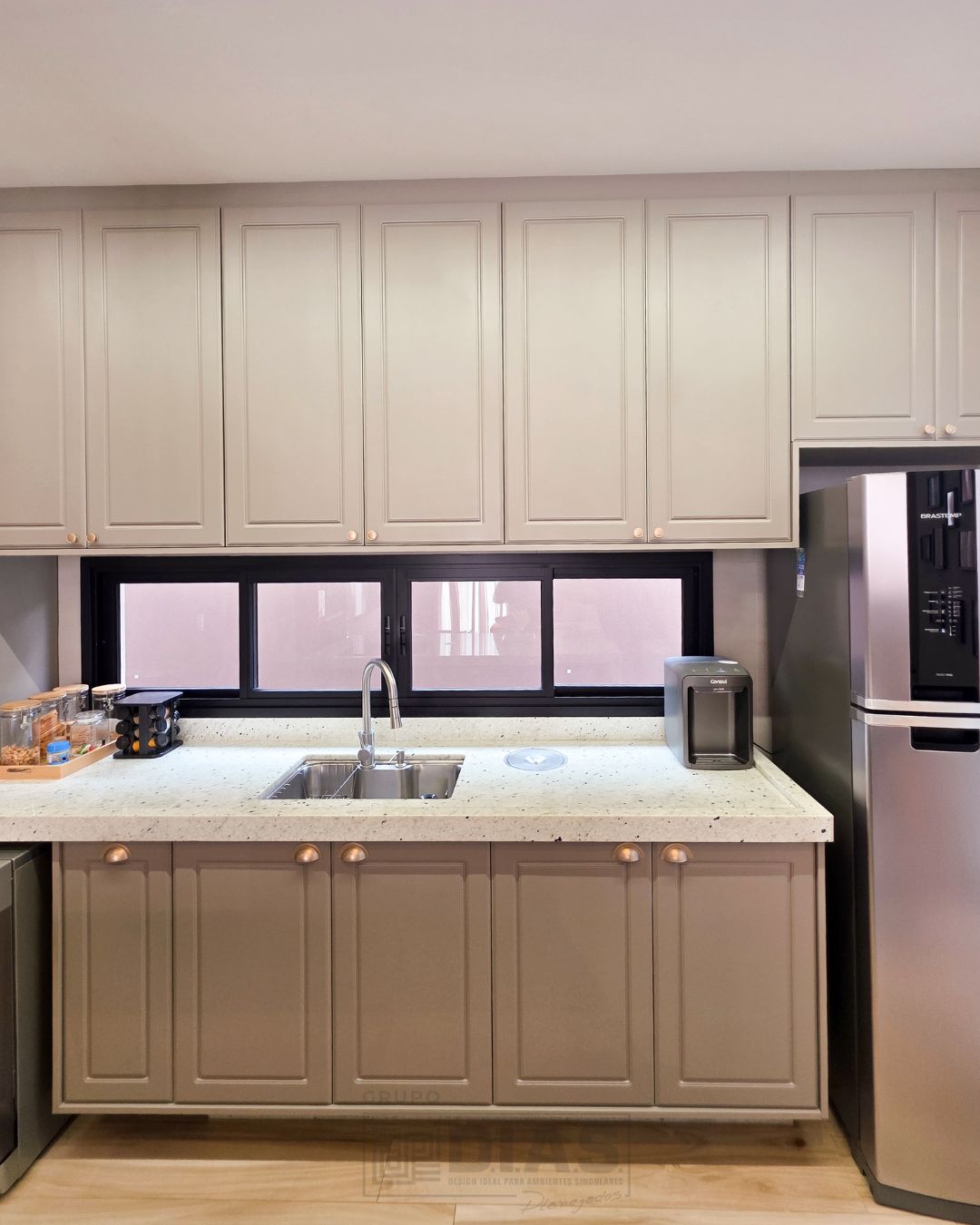 Uma cozinha que traduz elegância com funcionalidade.
As portas provençais em PVC Gianduia trazem sofisticação e durabilidade no uso diário. Os puxadores dourados entram como destaque, elevando o conjunto com equilíbrio.
A cristaleira segue a mesma linha das frentes, garantindo unidade e acabamento impecável.
Bonita na estética. Forte na execução.
.
Quer saber mais? Fale com o nosso time comercial:
Araraquara | Bauru | Ribeirão Preto | São Carlos