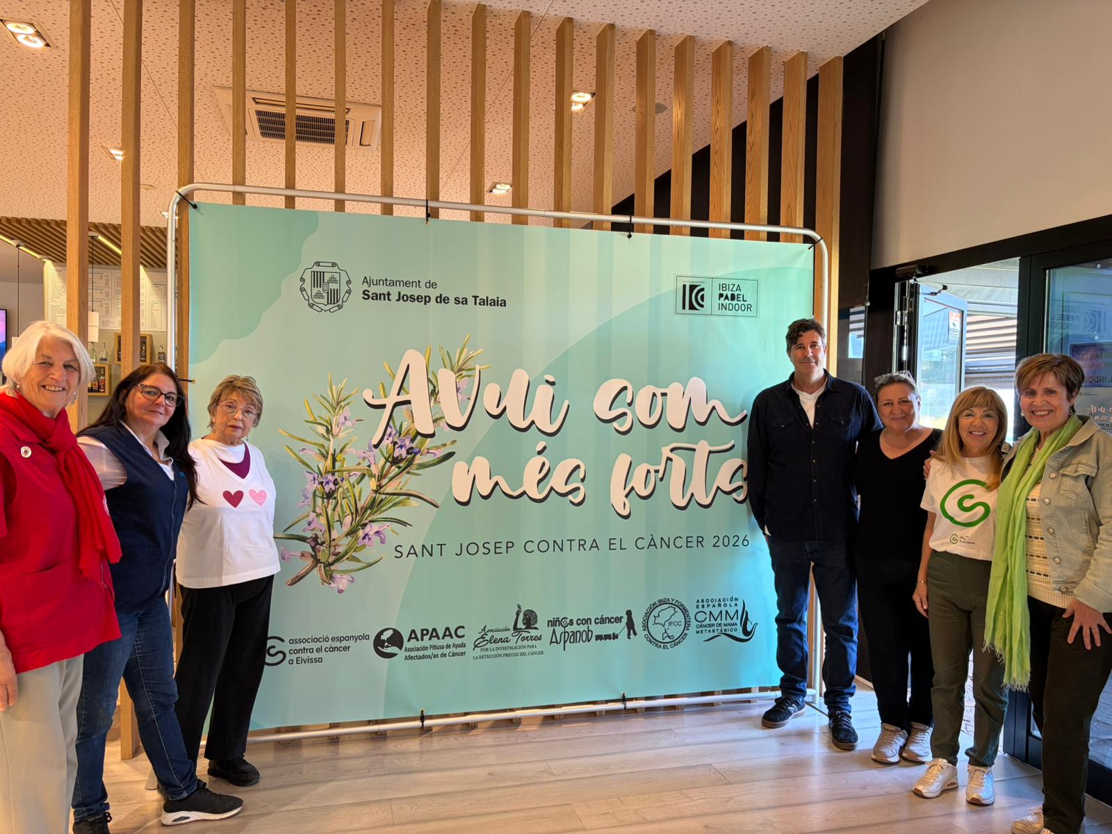 🏓 Unidos contra el cáncer en Ibiza y Formentera
Ayer nuestra presidenta se reunió con la organización de "Sant Josep contra el cáncer 2026" y las otras cinco asociaciones de lucha contra el cáncer de Ibiza y Formentera. 💜
El objetivo: ultimar los detalles del torneo de pádel que se celebrará este sábado 28 en Sant Josep. Un evento en el que toda la recaudación irá destinada a las cinco asociaciones, para seguir apoyando su imprescindible labor.
Gracias a todas las entidades por vuestro compromiso y trabajo en equipo. ¡Os esperamos en la pista para llenar el día de deporte, solidaridad y esperanza! 🙌🏼
#SantJosepContraElCáncer #PádelSolidario #UnidosContraElCáncer #Ibiza #Formentera #DeporteConCorazón #RecaudaciónSolidaria