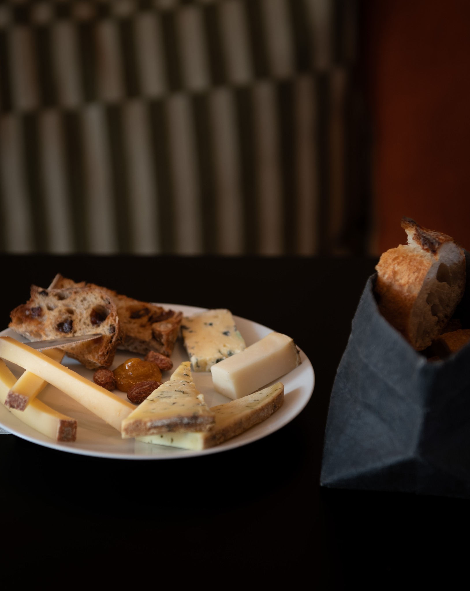 🧀 Une assiette qui sent bon le terroir…
Chez Entre Nous, l’assiette de fromages affinés met à l’honneur le travail de Sten Marc 💙 @fromagerieduboutdumonde
Fromager passionné, il sélectionne et affine ses fromages avec soin, en privilégiant la qualité, le goût et le respect des produits.
Un vrai travail d’artisan, au service de vos papilles.
Accompagnés de pain aux fruits, les fromages révèlent toute leur richesse :
fondant, caractère, douceur, puissance… une assiette simple et savoureuse ✨
👉🏼 L’incontournable pour terminer le repas en beauté.
-
Entre Nous
35 rue de la marine
29730 Le Guilvinec
+33 (0)2 98 92 73 56
Ouvert du jeudi au lundi 🌈
#entrenous #guilvinec #entrenousguilvinec #restaurantguilvilnec #fromages #stenmarc #guipavas #produitslocaux #paysbigoudensud #bigoudenjoy 💙
Crédit photo : @lepontdesimages_galerie @lepontdesimages_studiophoto