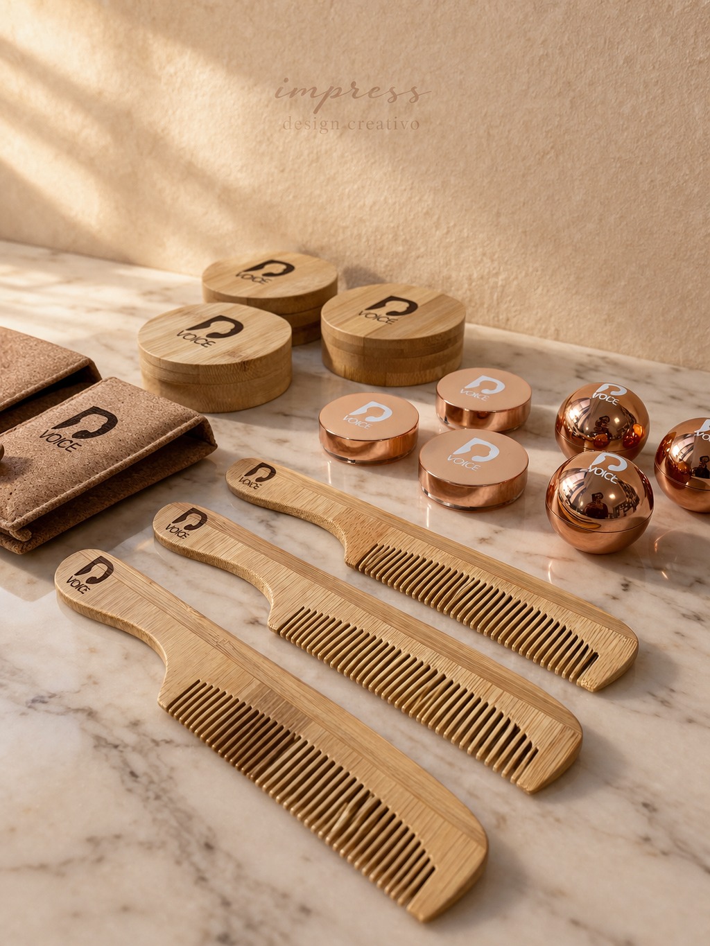 Toda vez que uma empresa me procura pra montar kit de evento, eu faço a mesma pergunta: o que você quer que a pessoa faça com isso quando chegar em casa?
Porque tem kit que a gente olha e já sabe o destino. Logo grande, material barato, embalagem apressada. Vai pro lixo no mesmo dia, às vezes antes de sair do evento.
E tem kit que a pessoa abre devagar, passa a mão nos itens, guarda. Não porque é caro. Porque alguém pensou em cada detalhe antes de montar.
Aqui a gente trabalha pra esse segundo kit. Me chama e me conta o seu evento que a gente monta do jeito certo. 🌿