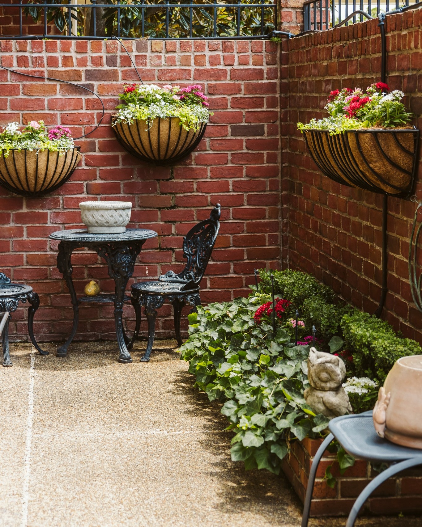 A courtyard this beautiful deserves a little spring color 🌸
Just enough to make everything feel alive again.
▫️ ▫️ ▫️ ▫️ ▫️ ▫️ ▫️ ▫️ ▫️ ▫️
#thegardengateslandscapecompany #landscapedesign #residentialdesign #residentiallandscapedesign #neworleanslandscapes #pavers #thegardengateslandscapecompany #neworleans #metairielandscapes #design #iheartnola #artificialturf #turf #design