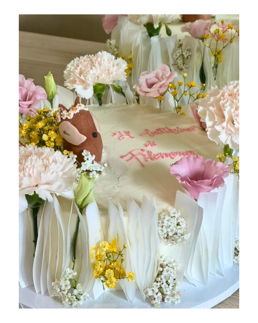 Un soffio di dolcezza per il giorno più bello. ✨
Una wafer paper cake per il Battesimo della piccola Filomena speciale e moderno, arricchita da bellissimi fiori e una piccola cerbiatta modellata a mano.❤️
Scegli l'eleganza della nostra pasticceria artigianale per i tuoi momenti indimenticabili.
•
•
🧁Pasticciando - La Nota Dolce
📍via Nazionale, 67 - Matera
📞tel: 3889931552
📲ᴡᴡᴡ.ᴘᴀꜱᴛɪᴄᴄɪᴀɴᴅᴏᴍᴀᴛᴇʀᴀ.ɪᴛ
#WaferPaperMatera #WaferPaperCake #BattesimoMatera #TortaBattesimo #PasticceriaArtigianale #PasticciandoLaNotaDolce #MateraFood #pasticciando #matera #lanotadolce #CakeDesignMatera #WaferRuffles