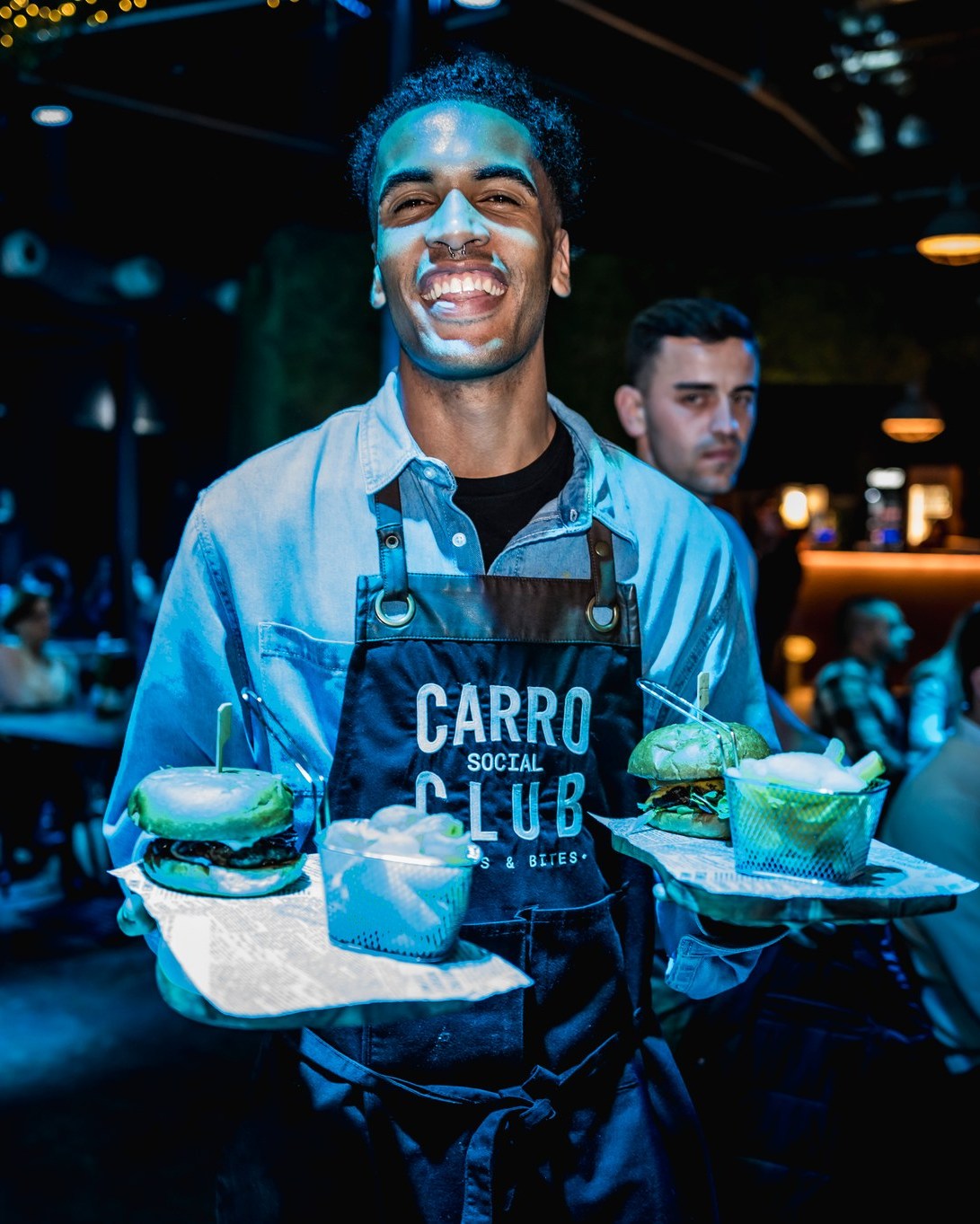 Un sorriso che arriva prima ancora del piatto.
In sala per noi non è solo servizio: è attenzione, presenza e ritmo. È sapere quando avvicinarsi, quando consigliare, quando lasciare spazio al vostro momento.
A Carro Social Club ogni tavolo è una piccola storia che inizia così: con qualcuno che se ne prende cura.
#carrosocialclub #ospitalità #servizio #milano #sestosangiovanni