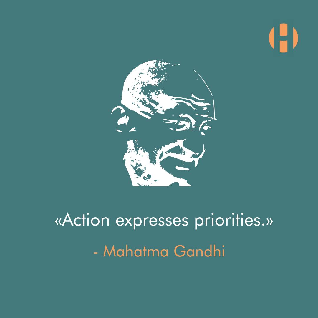 “Action expresses priorities.”
— Mahatma Gandhi
Det er ikke når alt flyter at verdiene våre vises.
Det er når vi er trigget. Såret. Sinte. Redde.
Når vi føler oss misforstått.
Når vi ikke får det som vi vil.
Når det hadde vært lettere å gå i forsvar, angripe – eller trekke seg unna.
Det er da det avgjøres.
Om vi faktisk står i respekt.
Om vi klarer å være ærlige uten å såre.
Om vi tar ansvar for egne reaksjoner – eller legger det over på andre.
Det er lett å snakke om verdier når vi er rolige.
Det er i de vanskelige øyeblikkene de blir testet.
Humanisme handler ikke om å være perfekt.
Men om å øve – igjen og igjen – på å møte andre mennesker med bevissthet, ansvar og verdighet.
Hva gjør du når det faktisk gjelder?