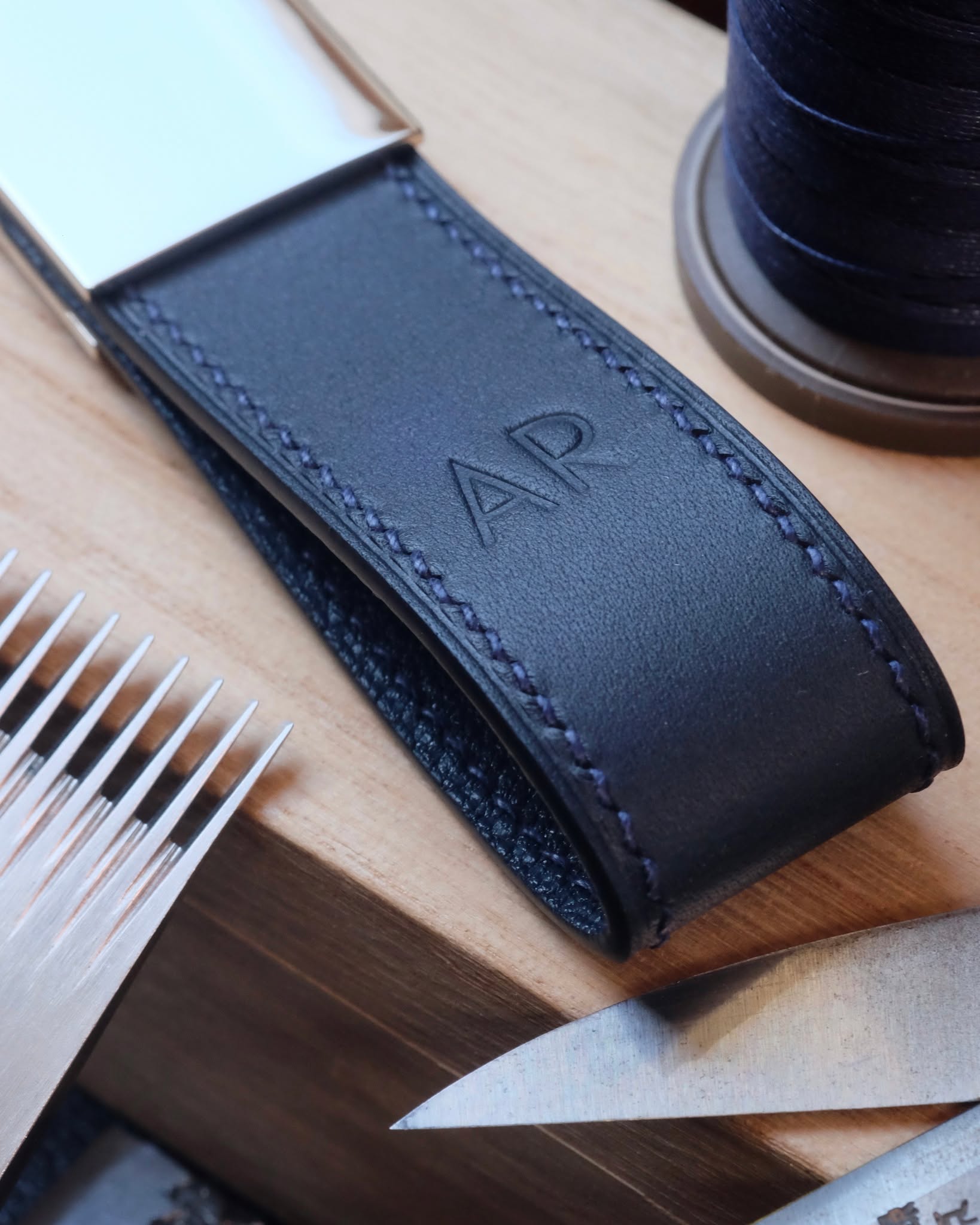 🇧🇪🖐🏻 Bespoke Key Ring
•
Porte-clés entièrement fait main et cousu main en cuir de veau lisse Baranil noir, doublure en cuir de chèvre noir, fil de lin noir, peinture des bords noire et option mousqueton.
•
Porte-clés entièrement fait main et cousu main en cuir de veau lisse Baranil marine, doublure en cuir de chèvre marine, fil de lin marine, peinture des bords dark blue et option mousqueton.
•
Porte-clés entièrement fait main et cousu main en cuir d’alligator noir, doublure en cuir de chèvre noir, fil de lin noir, peinture des bords noire et option mousqueton.
•
#atelierdecoster #decoster #artisan #handmade #handstiched #handmadeinbelgium #madeinbelgium
•
#handmadekeyring #bespokekeyring #customkeyring #handmadeleatherkeyring
•
#baranilleather #baranilleatherkeyring #baranilkeyring #alligatorleather #alligatorleatherkeyring #alligatorkeyring