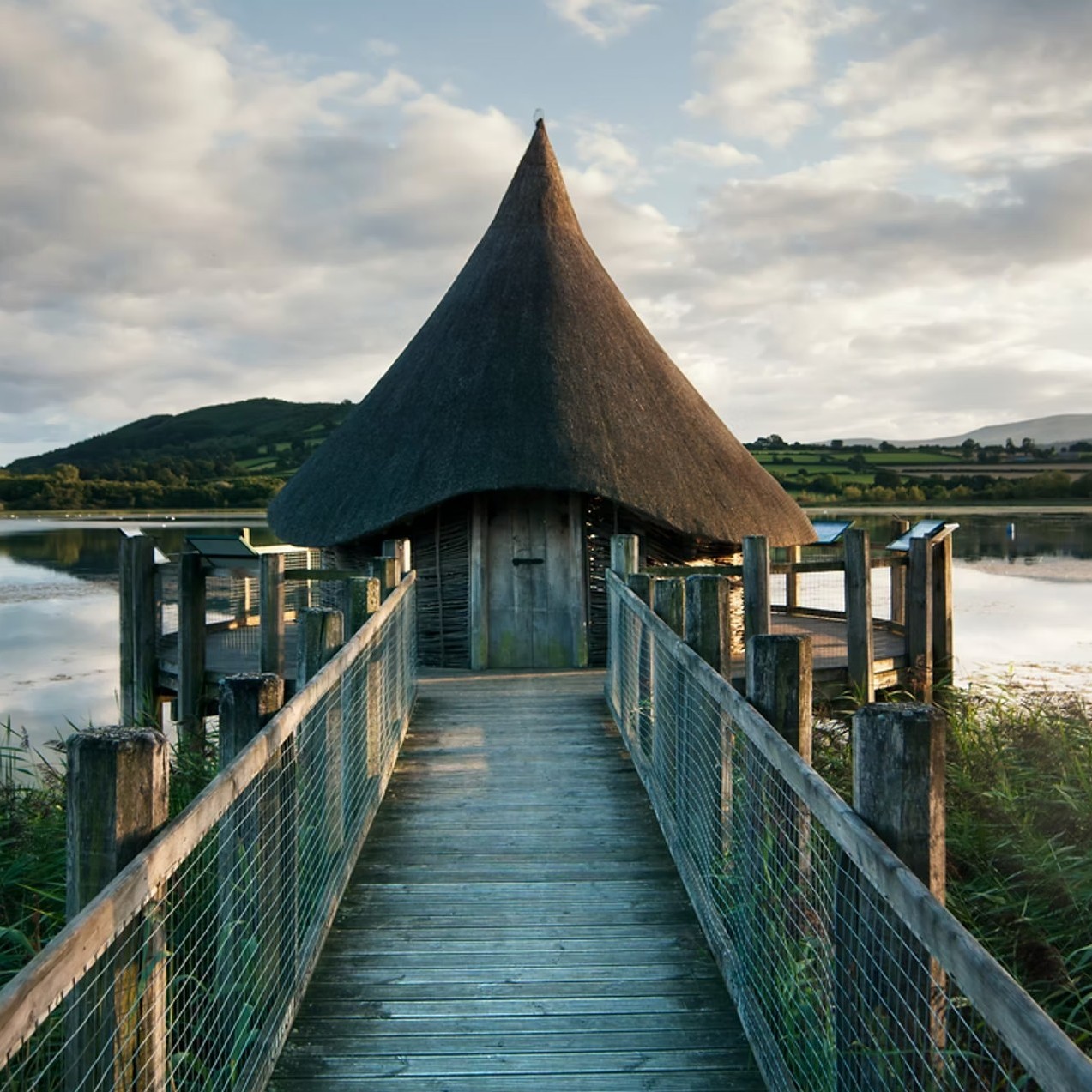 A bit of sunshine, a bit of rain, and somehow it all works. One minute you’re in a coat, the next you’re wondering if you should’ve left it at home.
But between the showers, there’s nowhere better.
Tips:
* Boots on, fresh air in your lungs, miles to explore
https://www.midwalesmyway.com/destinations
* Cycling? Powys has routes to reward every turn of the wheel
https://www.midwalesmyway.com/cycling
* Rainy days? Cosy cafés, museums, galleries, and magical castles
https://www.midwalesmyway.com/rain
Tipyn o haul, tipyn o law, ac mae popeth yn gweithio rhyw ffordd. Un eiliad rydych mewn cot, y nesaf rydych yn pendroni a ddylech wedi gadael yn y cartref. Ond rhwng y glawiadau, does dim lle gwell.
Awgrymiadau:
* Esgidiau ar eich traed, awyr iach yn eich ysgyfaint, milltiroedd i gerdded
* Beicio? Mae gan Gerddau Powys lwybrau sy’n gwobrwyo pob tro ar y olwyn
* Dyddiau glawog? Caffis clyd, amgueddfeydd, orielau, a chastellau hudolu