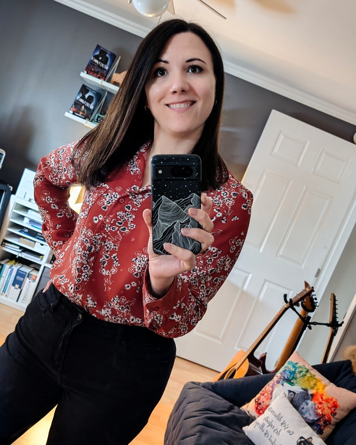 Publication un peu différente aujourd'hui. 🙂
On me complimente assez souvent sur mes tenues lors des événements littéraires et des marchés. Lorsqu'on me demande d'où vient telle ou telle pièce, je vois immanquablement le visage de mon interlocuteur s'affaisser en entendant la réponse.
La vérité, c'est que je m'habille généralement en friperie. J'achète peu de pièces neuves, encore moins lorsqu'il s'agit de composer des looks plus originaux / recherchés. Ma démarche est écologique, mais j'aime aussi me sentir unique. 🖤
Le fast fashion, ça tue la planète et les gens qui la produisent vivent souvent dans des conditions de travail exécrable. En friperie, tu vois tout de suite si une pièce est de qualité, si elle a survécu à l'épreuve du temps, des lavages, etc. C'est une garantie de qualité, en plus de donner une seconde vie à des vêtements encore très bons !
Avez-vous déjà tenté le coup ? Est-ce que ça fait partie de vos habitudes de magasinage ? Je suis curieuse !