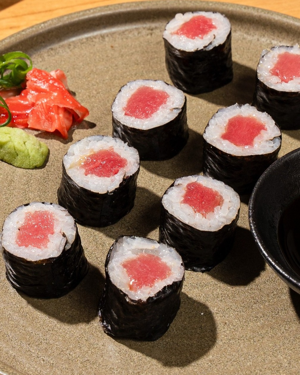 Maki roll, una mezcla perfecta de sabores y texturas, donde el arroz y el nori equilibran los rellenos que puede ser tuna, salmón o camarón.
☎ Para reservas, takeout y delivery: 809 222 9222