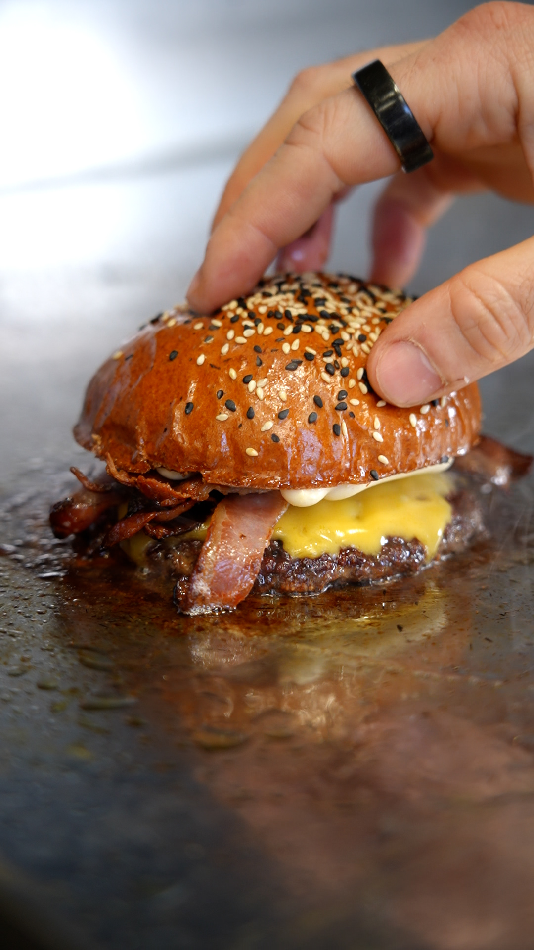 It starts long before it hits the grill.
Our beef is dry-aged for a minimum of 28 days, time doing what time does best: deepening flavour, tenderising texture, letting the meat speak for itself. We blend three premium cuts to get the balance just right. Nothing added that doesn’t need to be there.
Just salt.
Because good beef doesn’t need dressing up.
Each patty weighs in at 150g (that’s just over 5.3oz for our American friends) — enough to deliver, never to overwhelm.